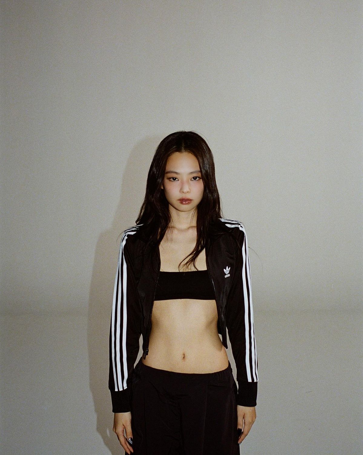 블랙핑크 제니 트랙 재킷 패션 | 인스타그램 @jennierubyjane