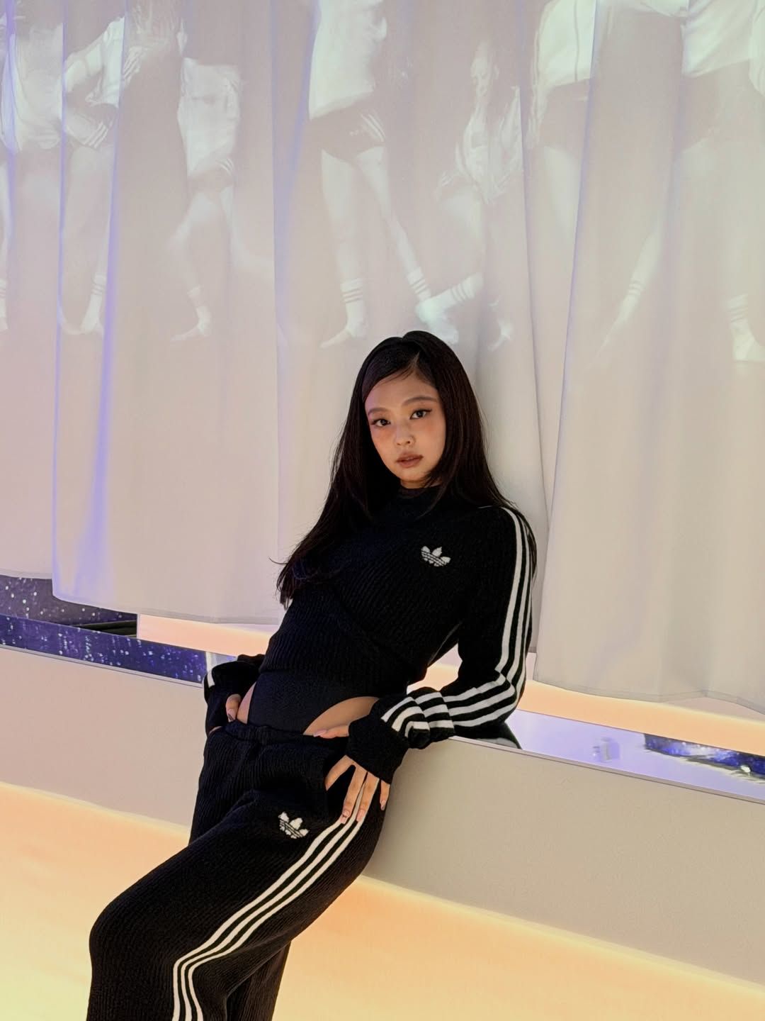 블랙핑크 제니 트랙 재킷 패션 | 인스타그램 @jennierubyjane
