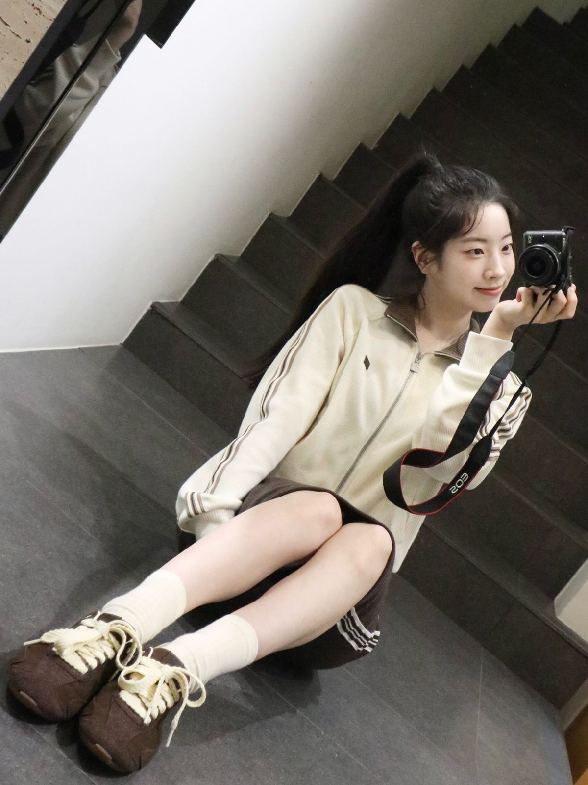 트와이스 다현 트랙 재킷 패션 | 인스타그램 @dahhyunnee