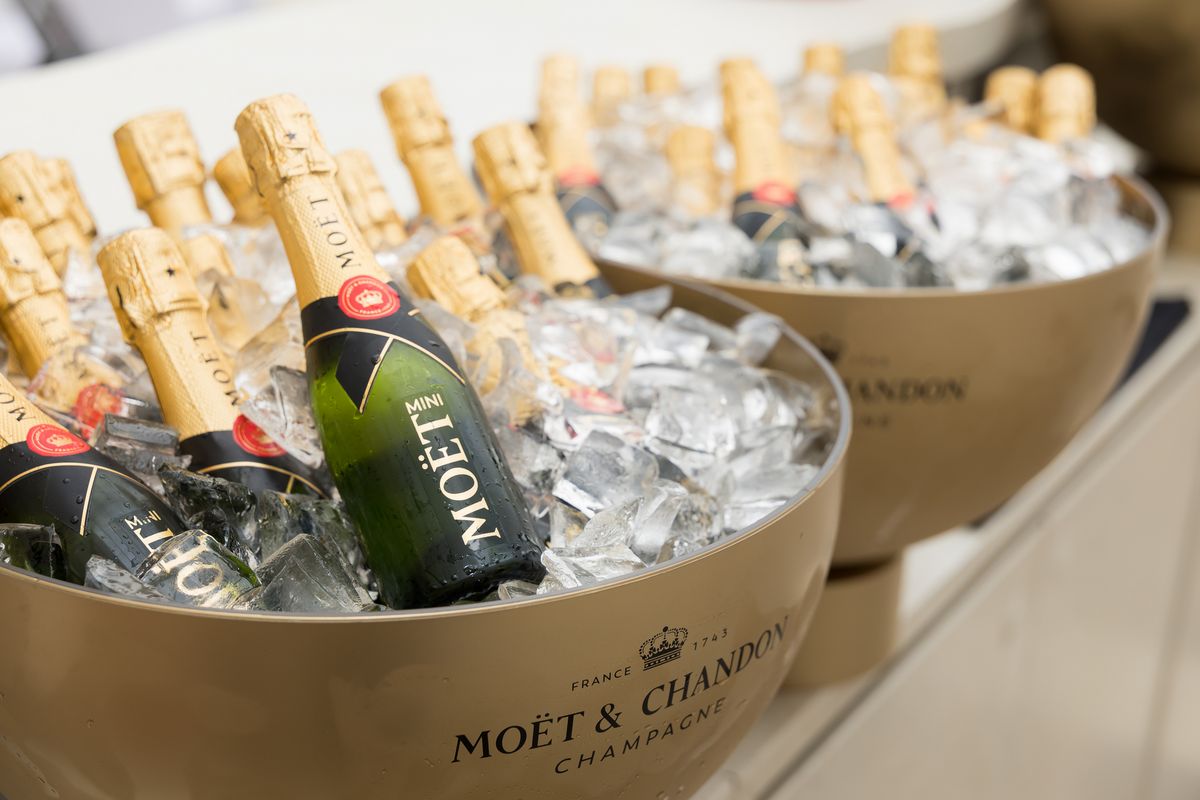 잔치엔 술이 빠질 수 없지! 대표적인 샴페인 브랜드, 모엣 샹동과 함께. 