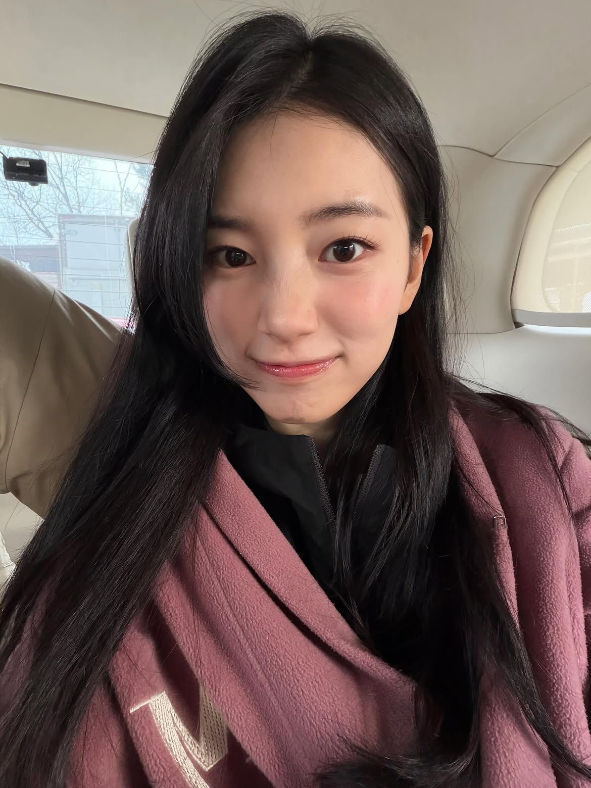 본래 속눈썹을 그대로 길게 연장한 듯한 수지ㅣ인스타그램 @skuukzky