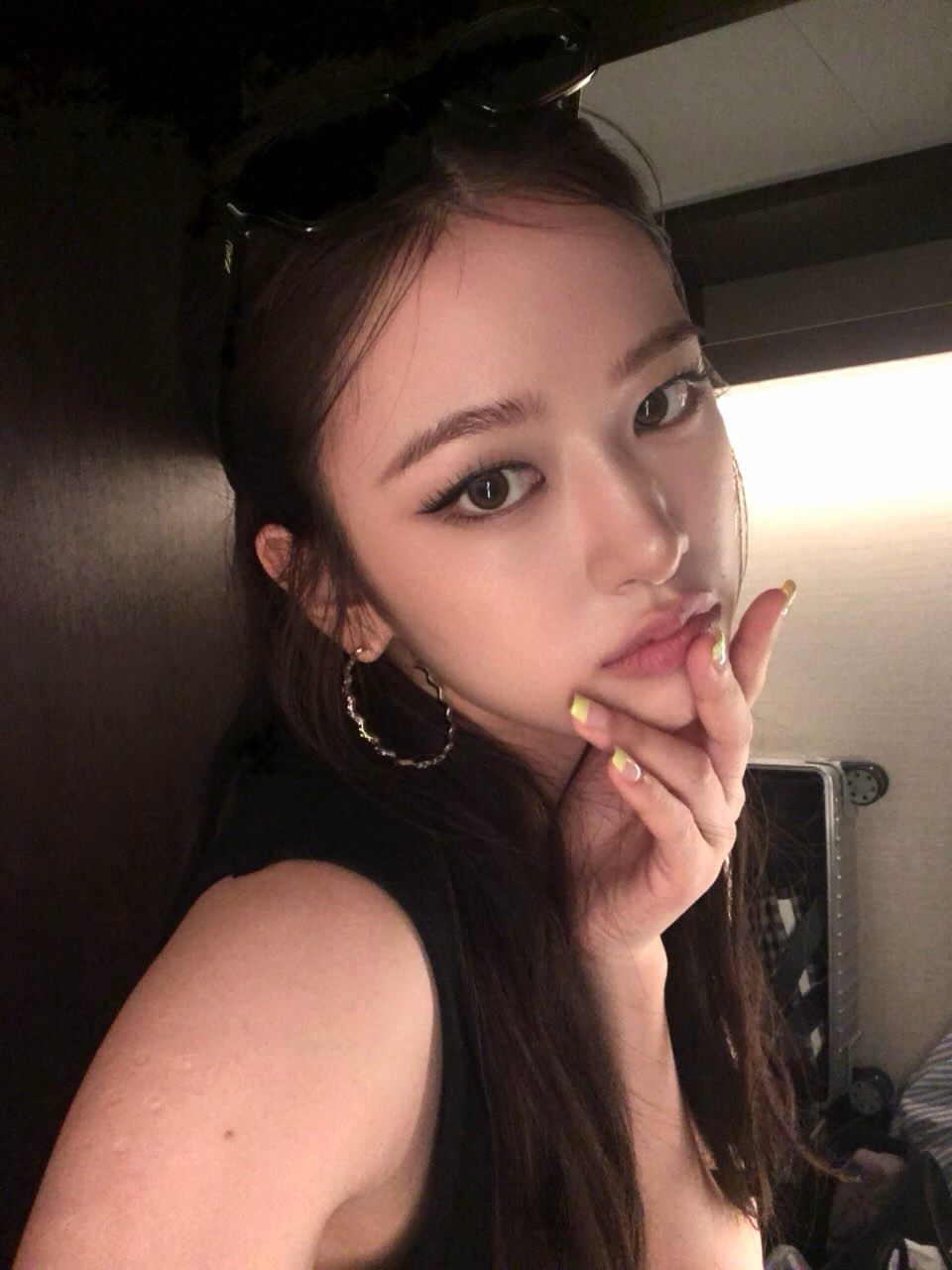 끝이 반듯하게 떨어지는 긴 스퀘어 셰이프에 네온 옐로 컬러를 더한 안유진ㅣ인스타그램 @_yujin_an