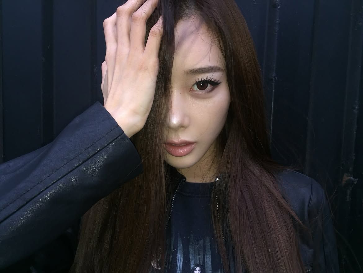 위쪽 아이라인을 길고 날렵하게 빼는 동시에 언더라인까지 짙게 채운 지젤ㅣ인스타그램 @aerichandesu