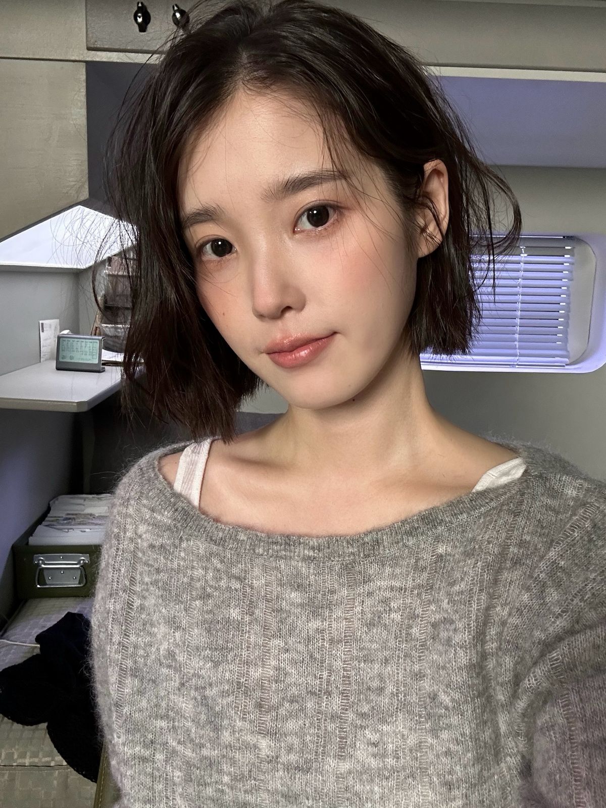 아이유의 단발펌 스타일링. 인스타그램 @dlwlrma