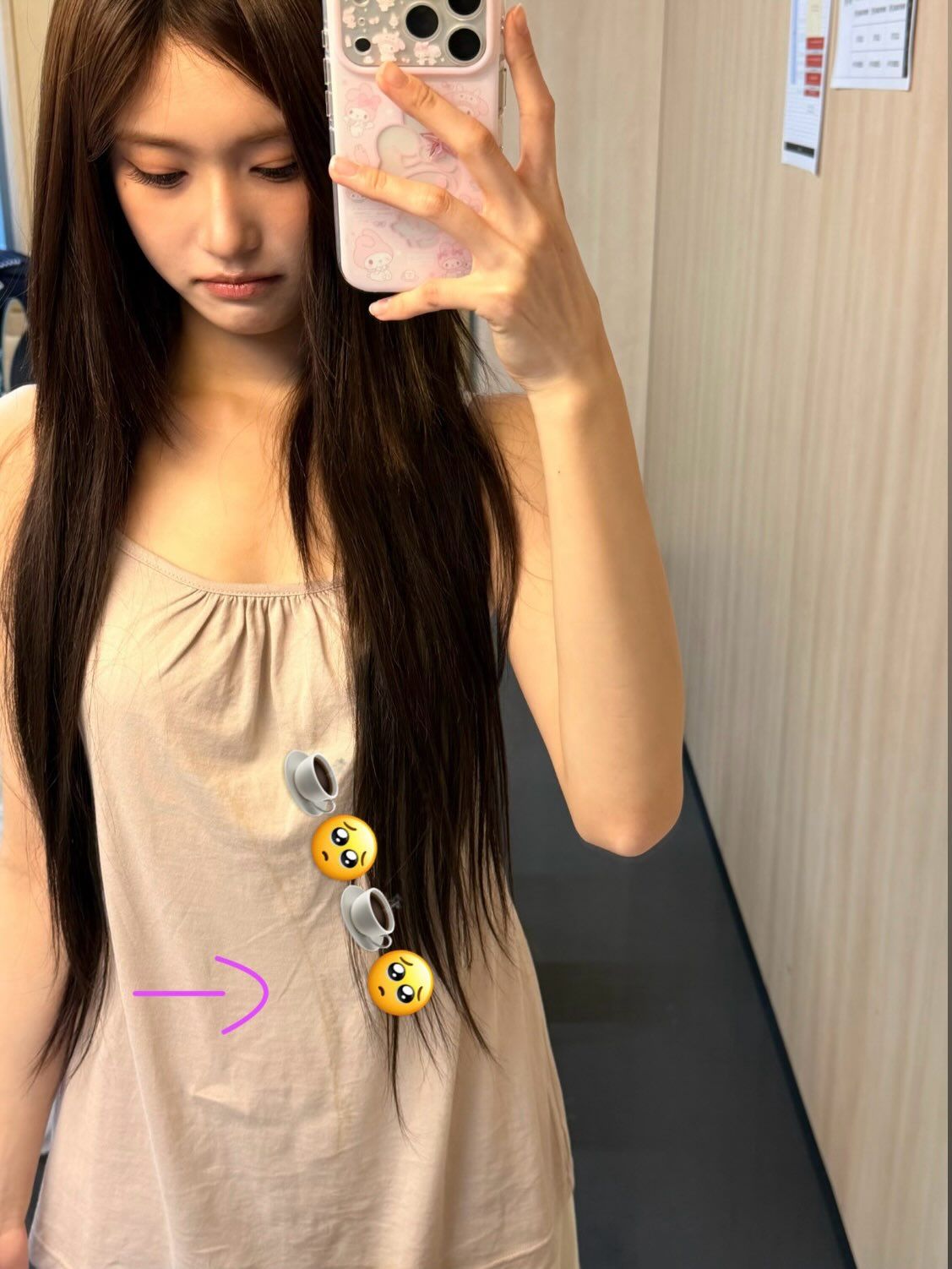 로지 피치와 베이지가 섞인 소프트 치크를 연출한 이서 | 인스타그램 @eeseooes