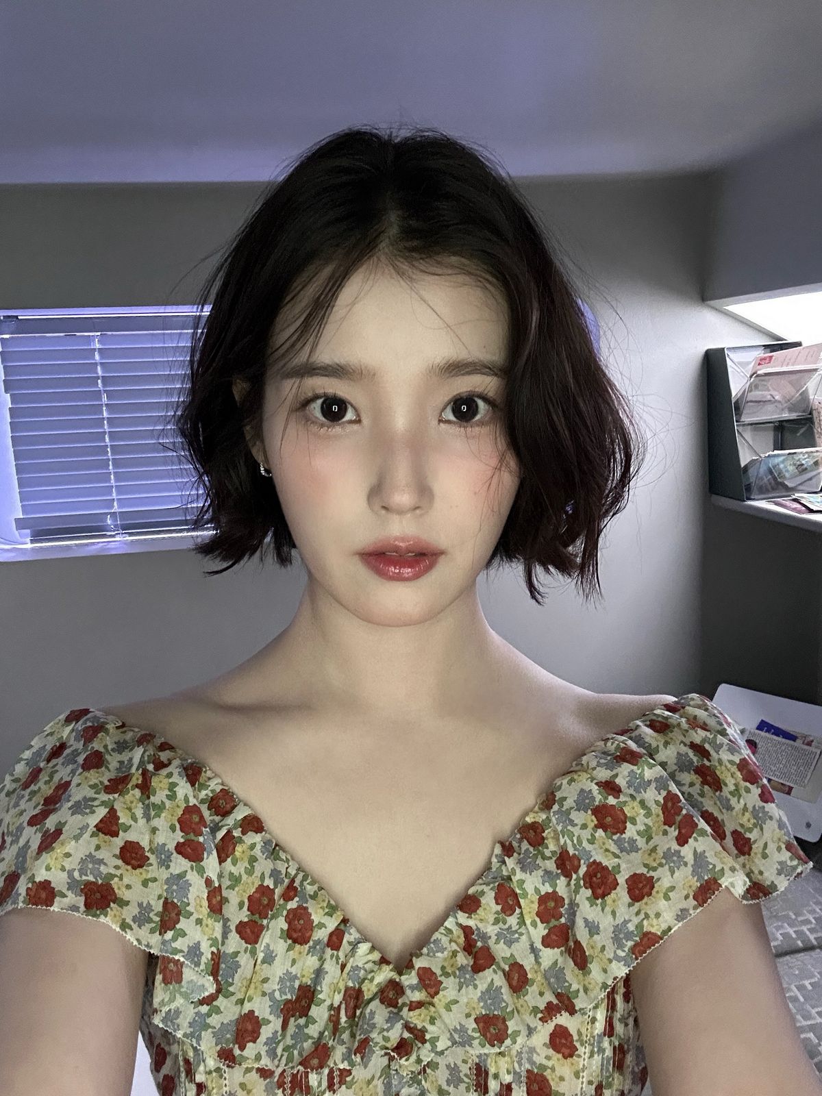 아이유의 단발펌 스타일링. 인스타그램 @dlwlrma
