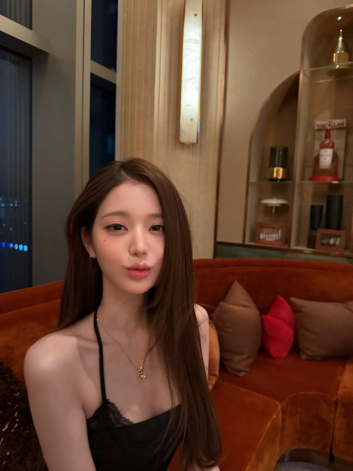 브라운 헤어를 긴 기장으로 우아한 분위기를 연출한 장원영 | 인스타그램 @for_everyoung10