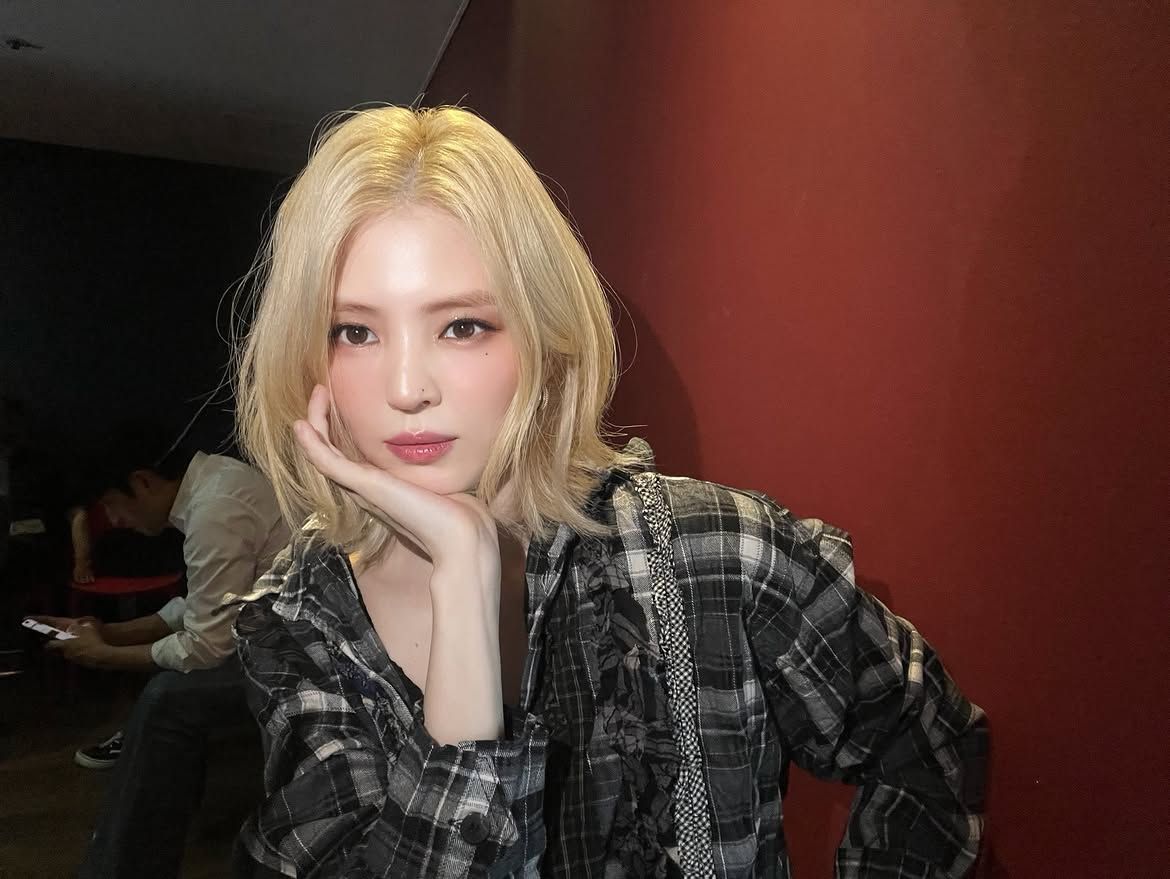 밝은 블론드 컬러에 가볍게 층을 낸 중단발, 한소희ㅣ인스타그램 @xeesoxee