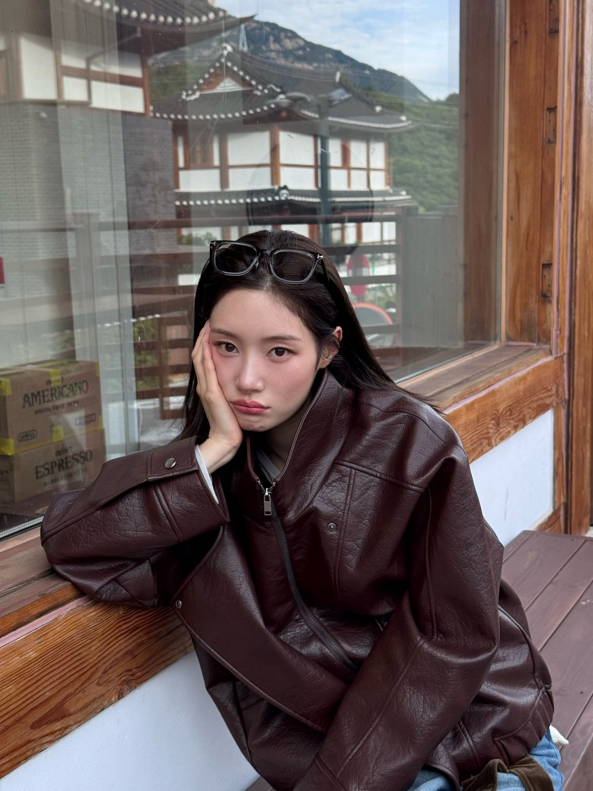 정채연의 레더 재킷 코디. 인스타그램 @j_chaeyeoni