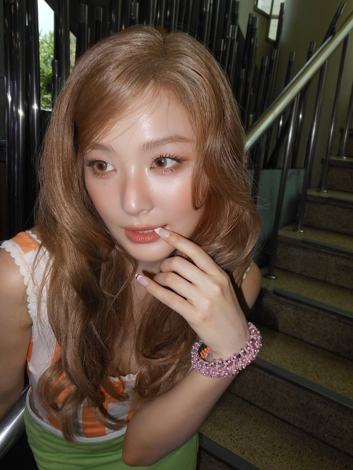 베이지 브라운 계열의 섀도를 눈두덩에 얇게 깔아 눈매에 깊이를 더한 슬기ㅣ인스타그램 @hi_sseulgi