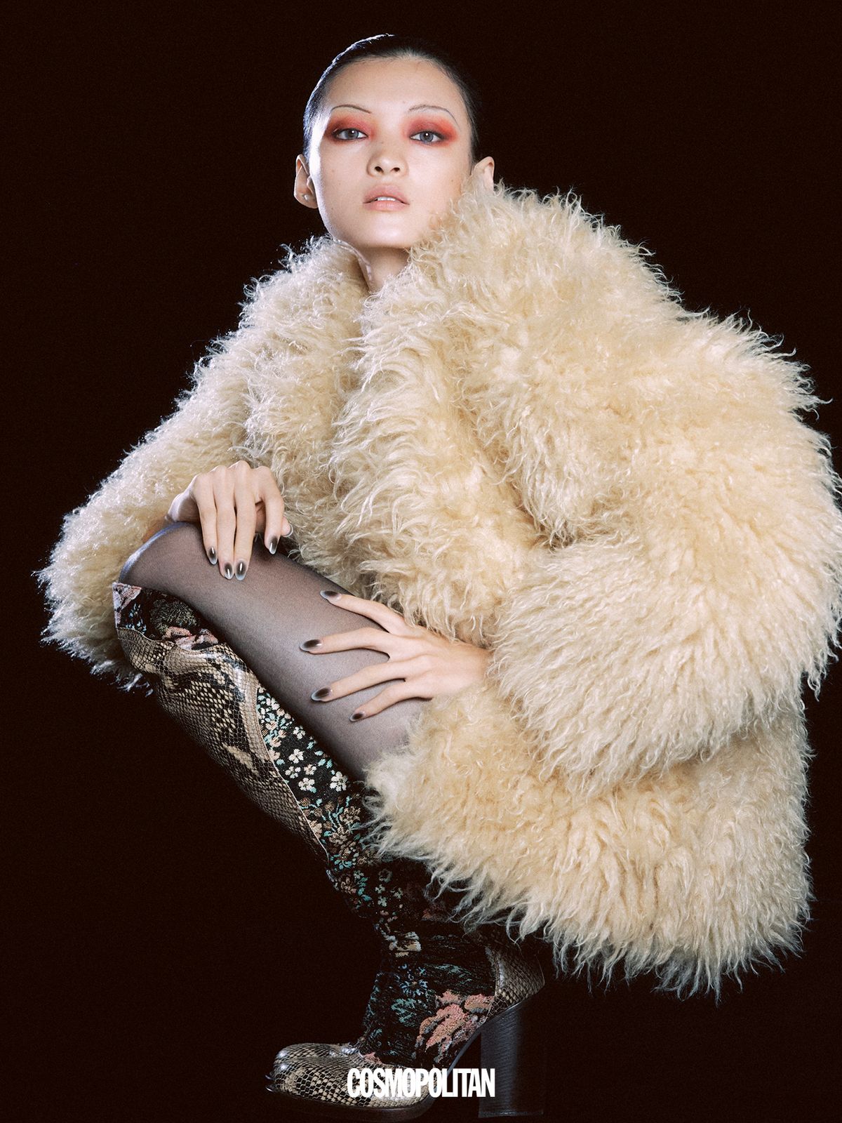 퍼 재킷 3백29만원 Isabel Marant. 플라워 자카르 롱부츠 가격미정 Dries Van Noten. 스타킹 에디터 소장품.