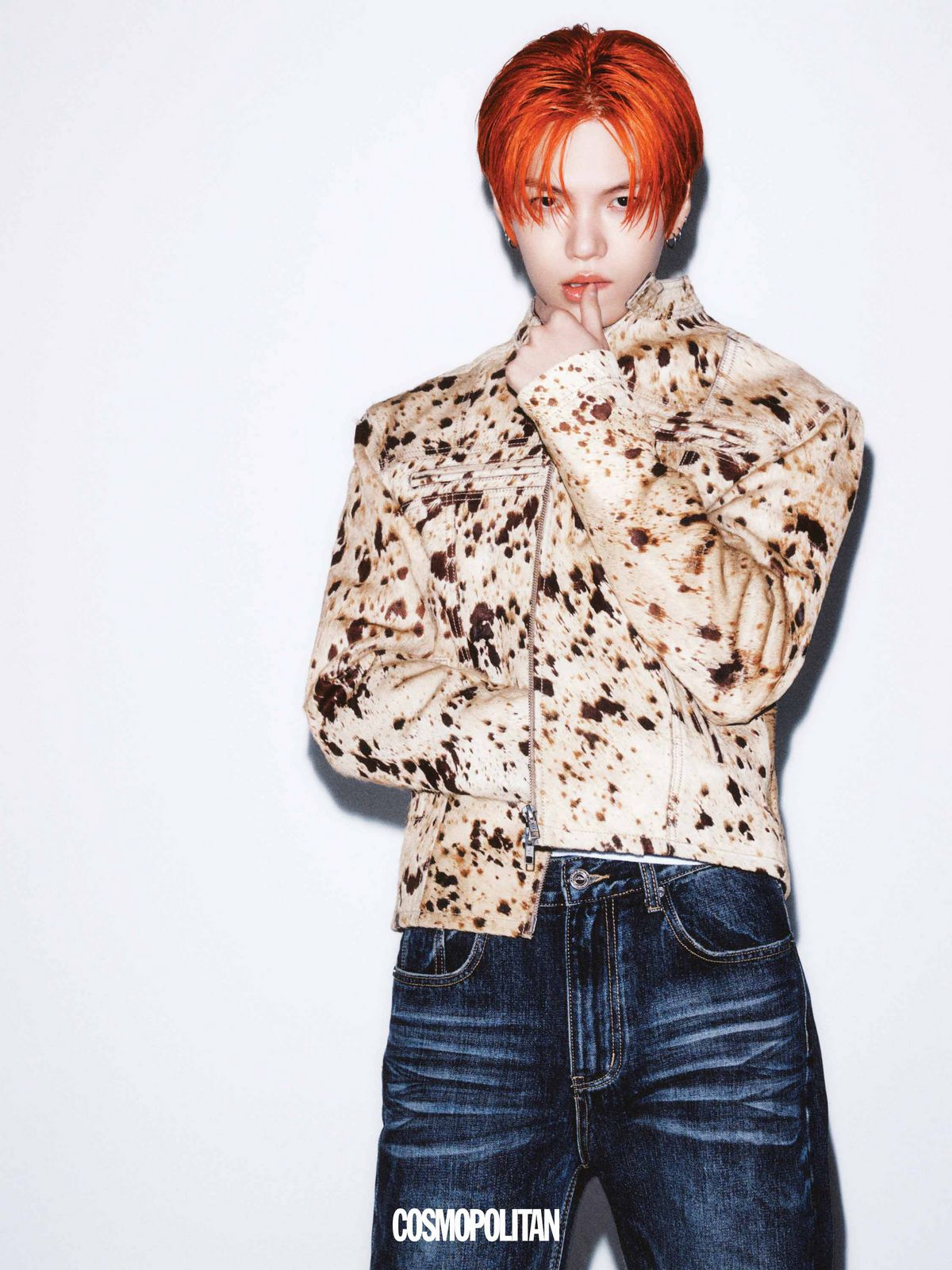 재킷 Jaded London. 이너 톱, 데님 팬츠 스타일리스트 소장품. 귀고리 본인 소장품.