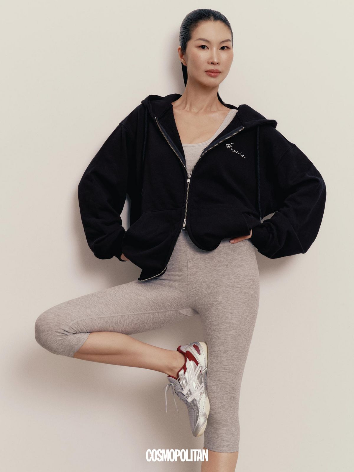 후드 집업 CosmopolitanxBigsisxCPGN. 브라톱, 레깅스 모두 Alo. 스니커즈 Asics. 