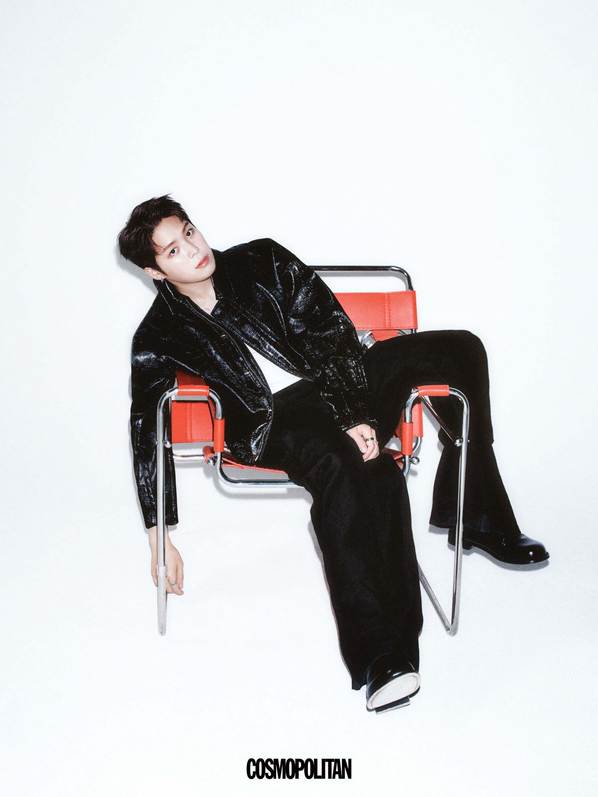 재킷, 와이드 팬츠 모두 Songzio. 슈즈 Loewe. 이너 톱 스타일리스트 소장품. 귀고리, 반지 본인 소장품.