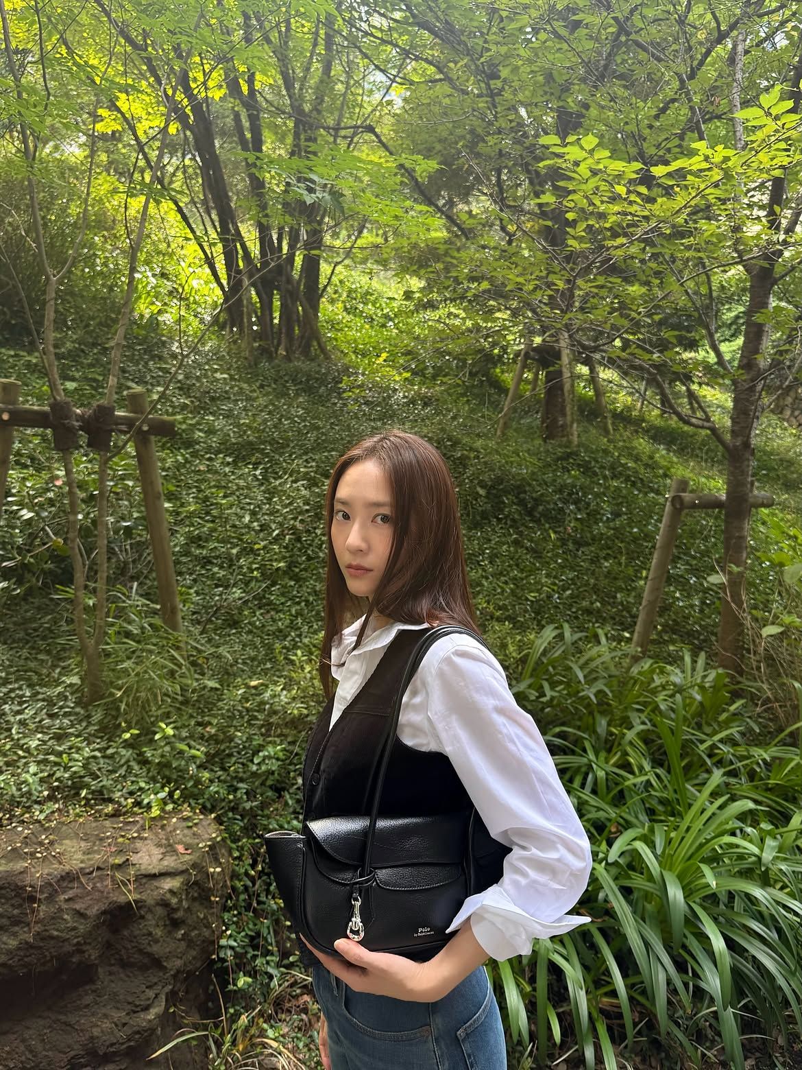 크리스탈 숄더백 패션 | 인스타그램 @vousmevoyez
