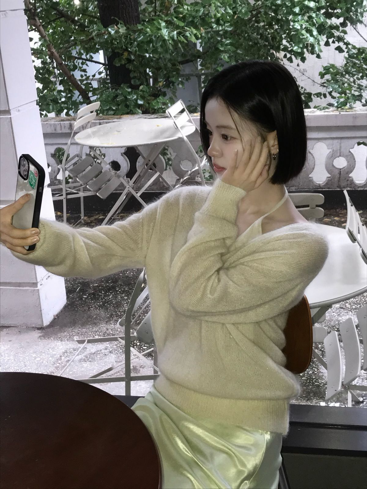 김시아의 미디 스커트 코디. 인스타그램 @shashaa_im