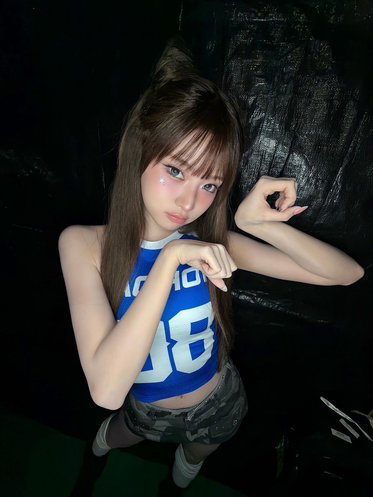 눈 아래로 핑크 치크를 더한 뒤 스티커를 더한 키키 하음 | 인스타그램 @kiiikiii.official