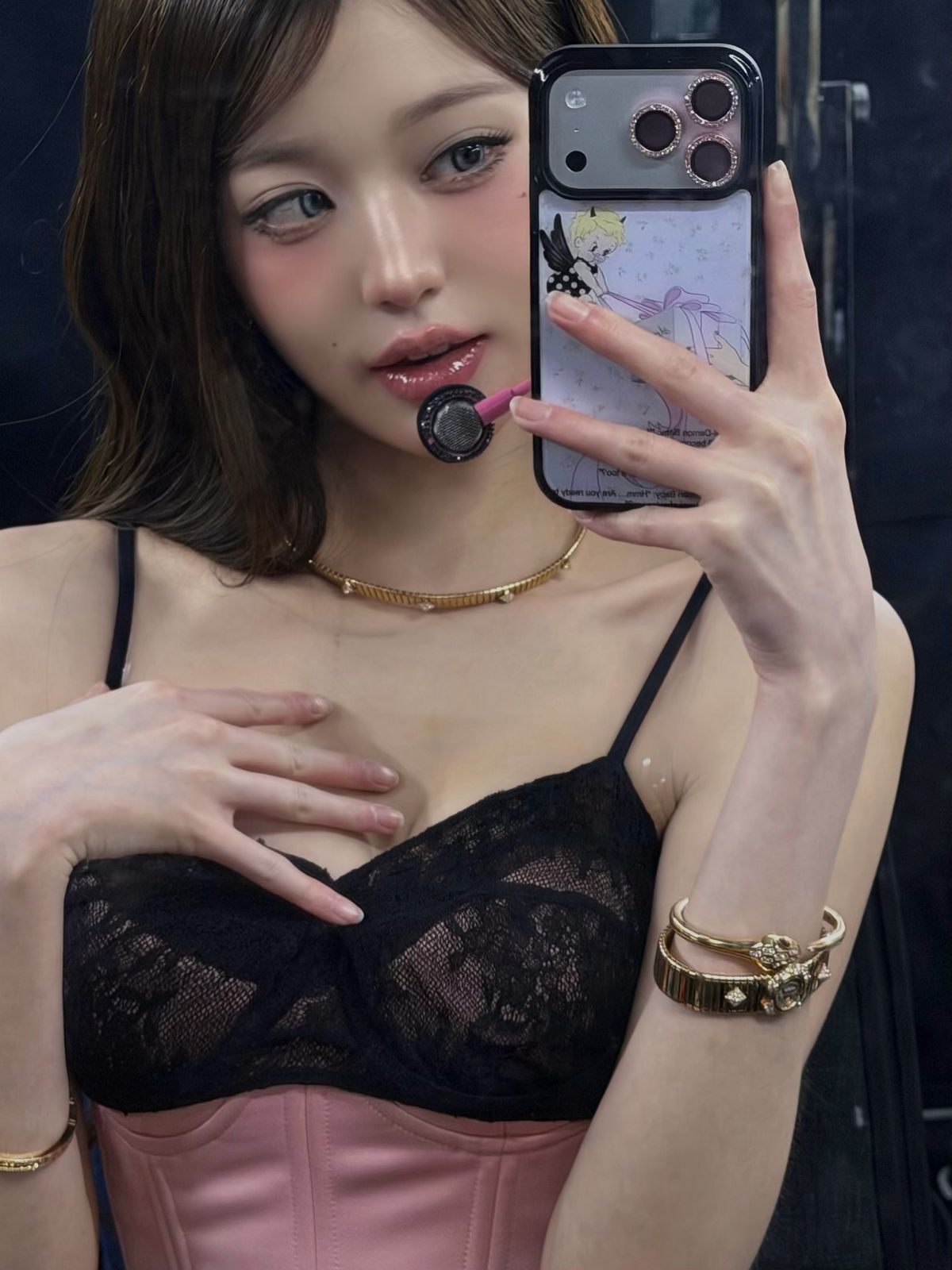 아이스 그레이 블루로 밝은 눈동자를 연출한 장원영 | 인스타그램 @for_everyoung10