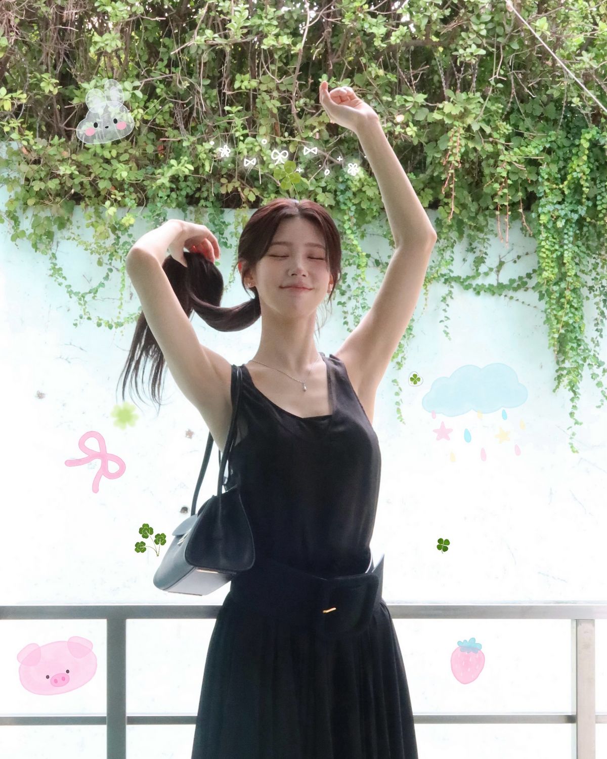 로우 포니테일로 차분한 분위기를 연출한 미연 | 인스타그램 @noodle.zip