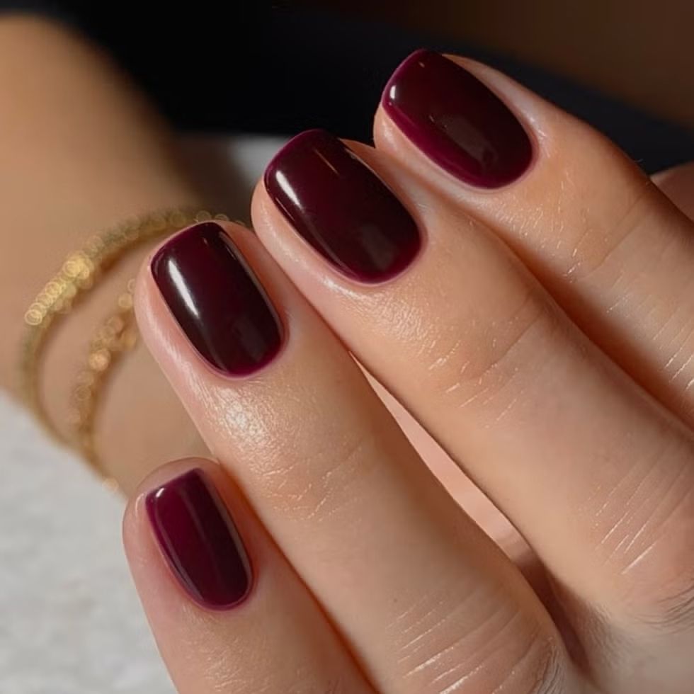 가을에 제격인 블랙체리/버건디 네일 | 사진 인스타그램 @raelondonnails