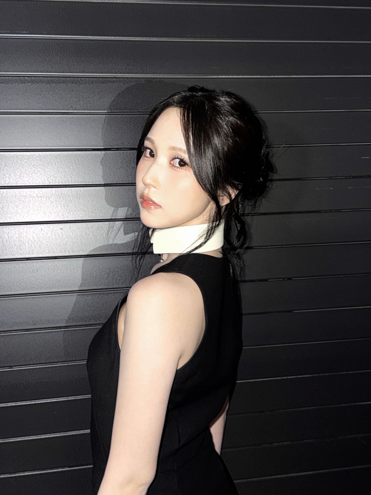 옆머리를 길게 내린 다음 로우 번을 연출한 트와이스 미나 | 인스타그램 @mina_sr_my