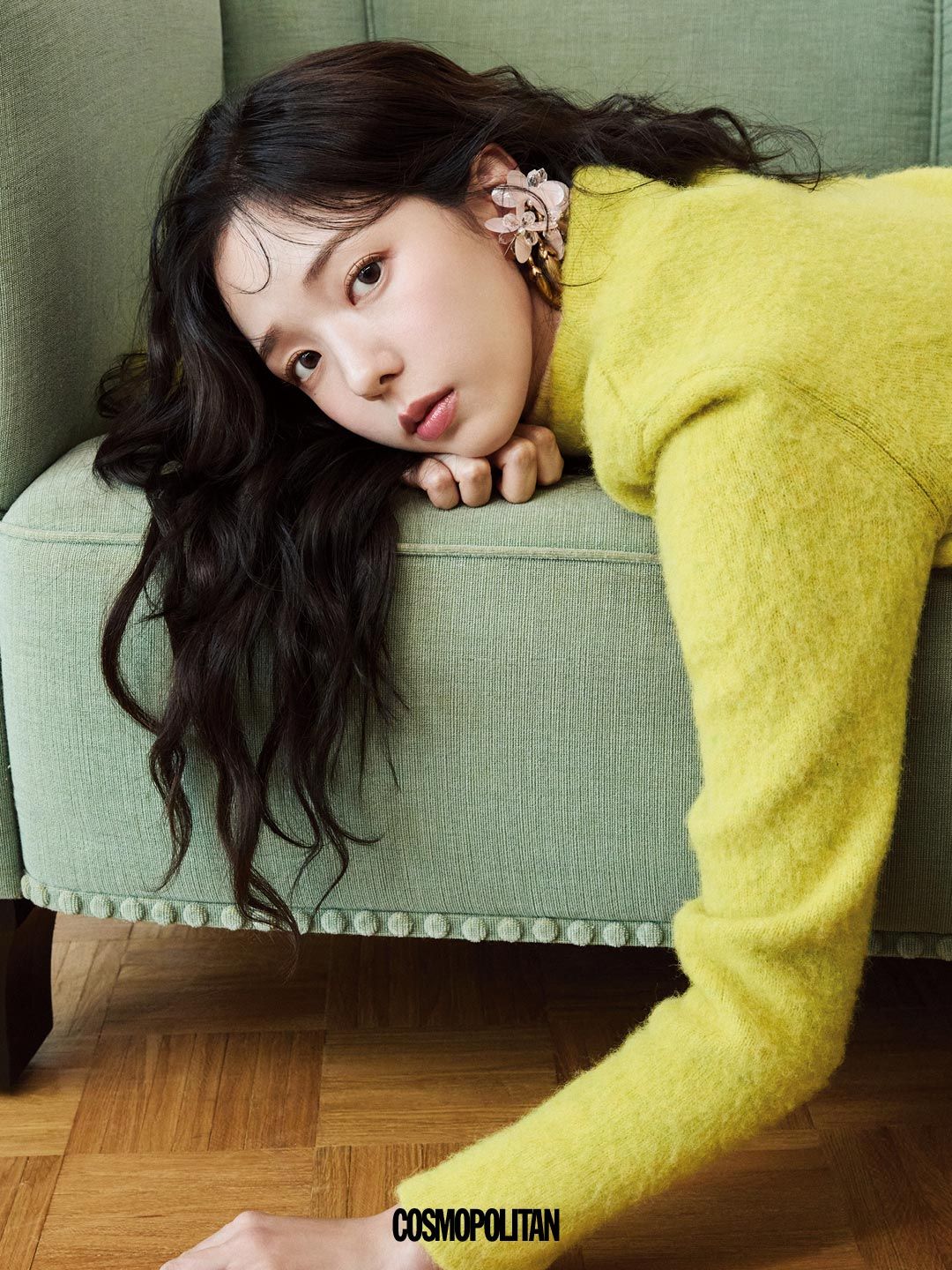 카디건, 귀고리 모두 Miu Miu.
