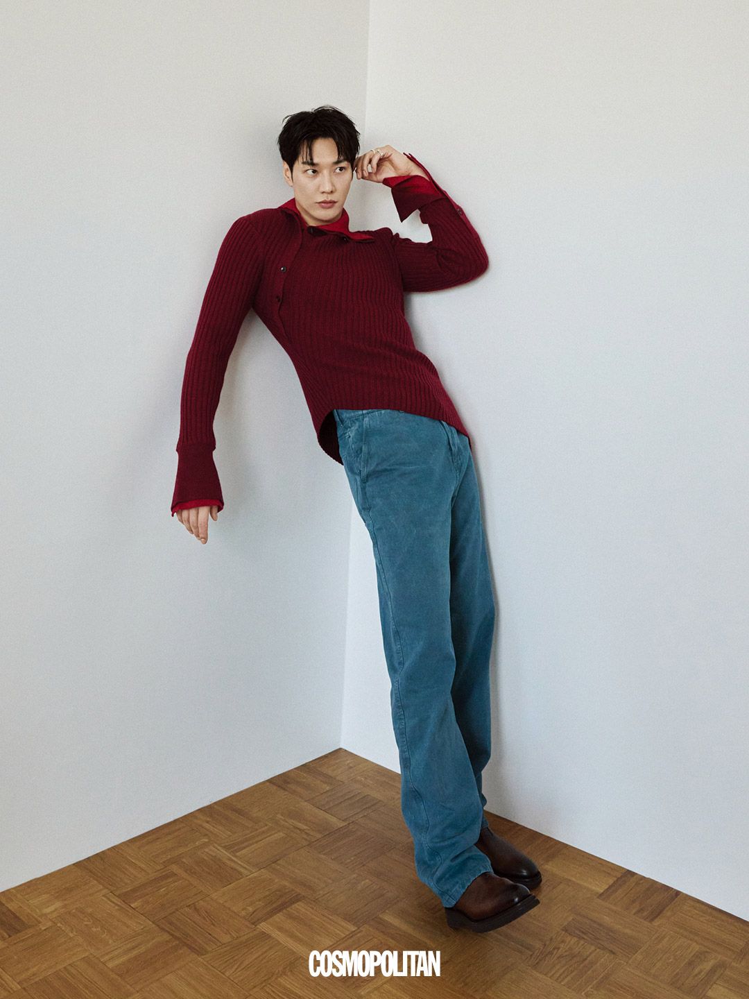 니트 톱 EgonLab by Adekuver. 데님 팬츠 Ferragamo. 반지 Verte. 슈즈 Berluti.