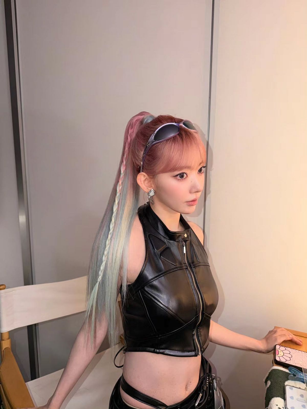 높게 묶은 하이 포니테일에 브레이드를 매칭한 사쿠라 | 인스타그램 @39saku_chan