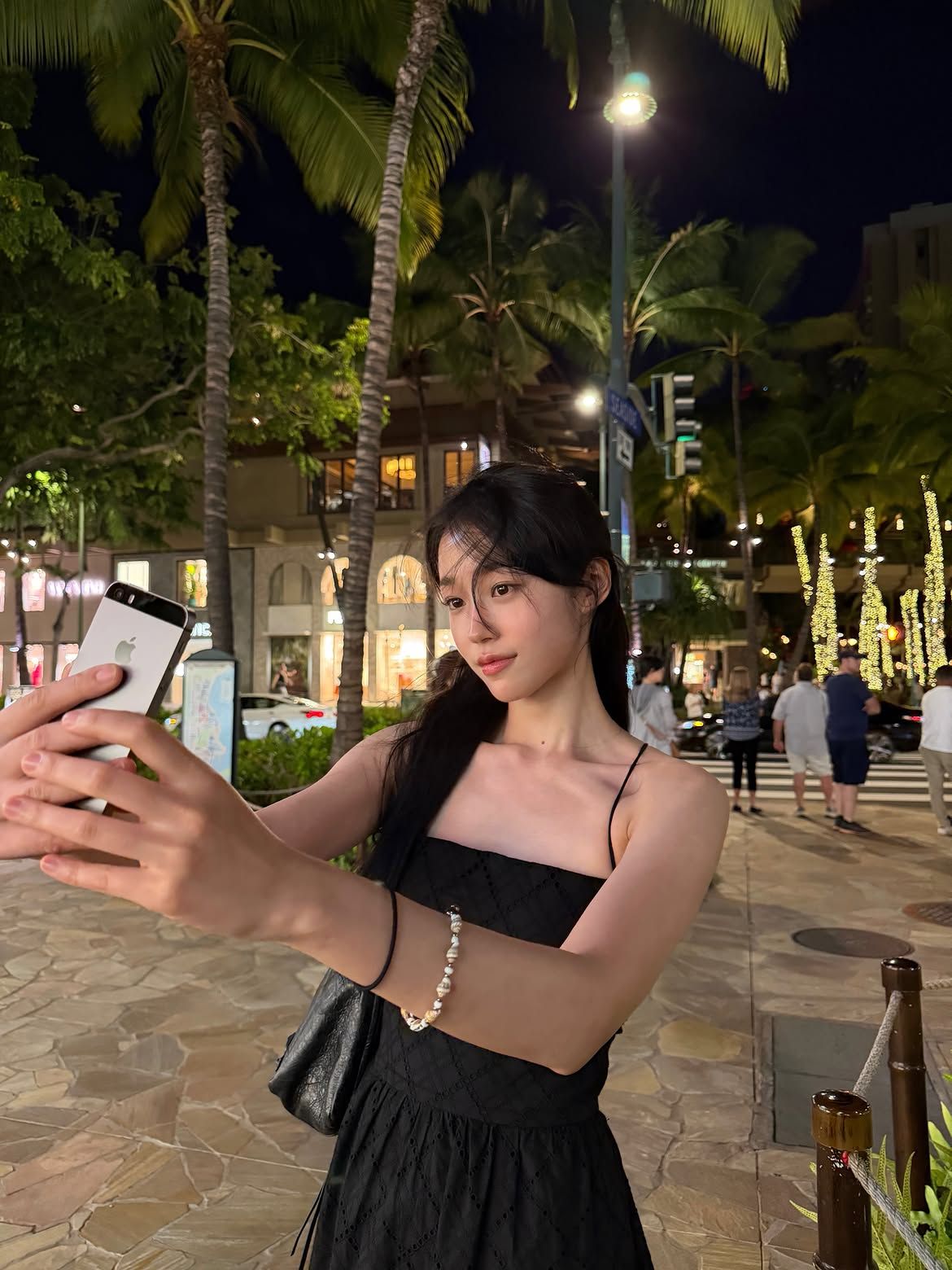 이마와 얼굴 주변에 잔머리를 남기면서 반묶음을 연출한 노윤서ㅣ인스타그램 @rohyoonseo