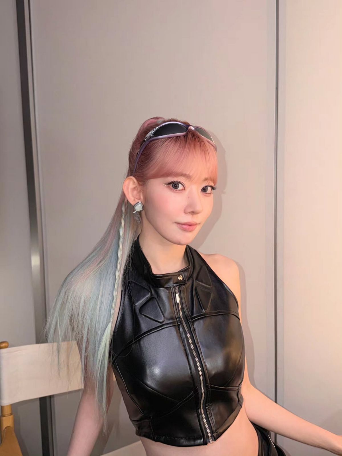 높게 묶은 하이 포니테일에 브레이드를 매칭한 사쿠라 | 인스타그램 @39saku_chan