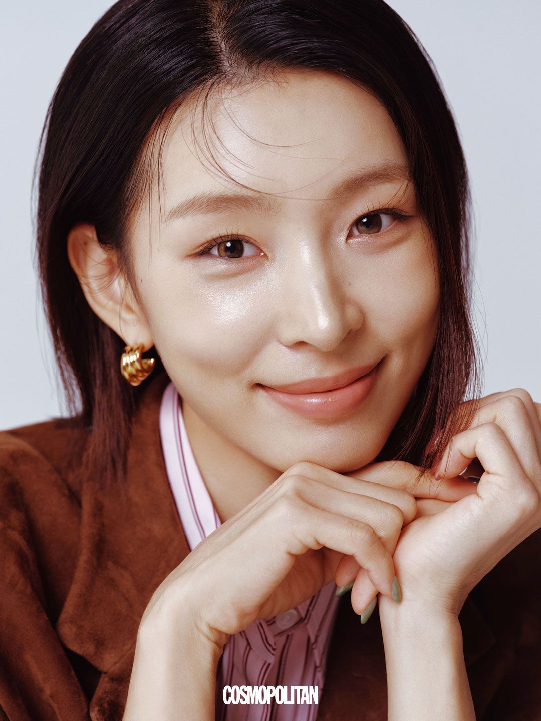 스웨이드 재킷 Coach. 셔츠, 귀고리 스타일리스트 소장품.