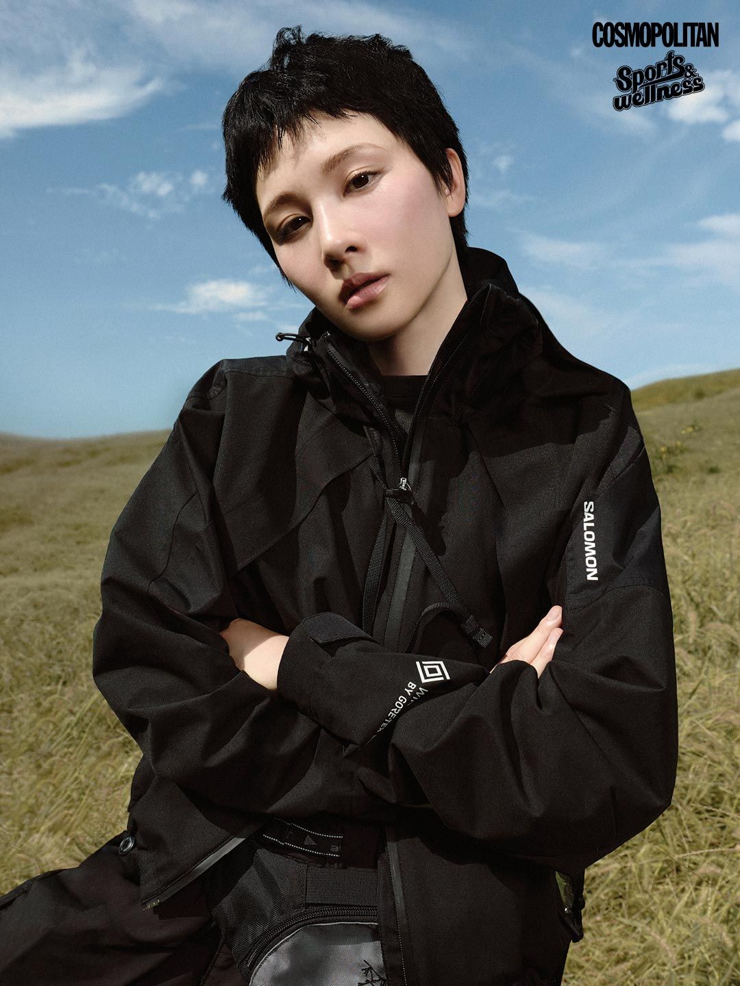 고어텍스 윈드스토퍼 재킷 32만원 Salomon. 하이 코스트 반팔 티셔츠 8만9천원 Fjällräven. 팬츠 30만원대 And Wander. 웨이스트 백 10만원대 Arc’teryx. 크로스 백 에디터 소장품.