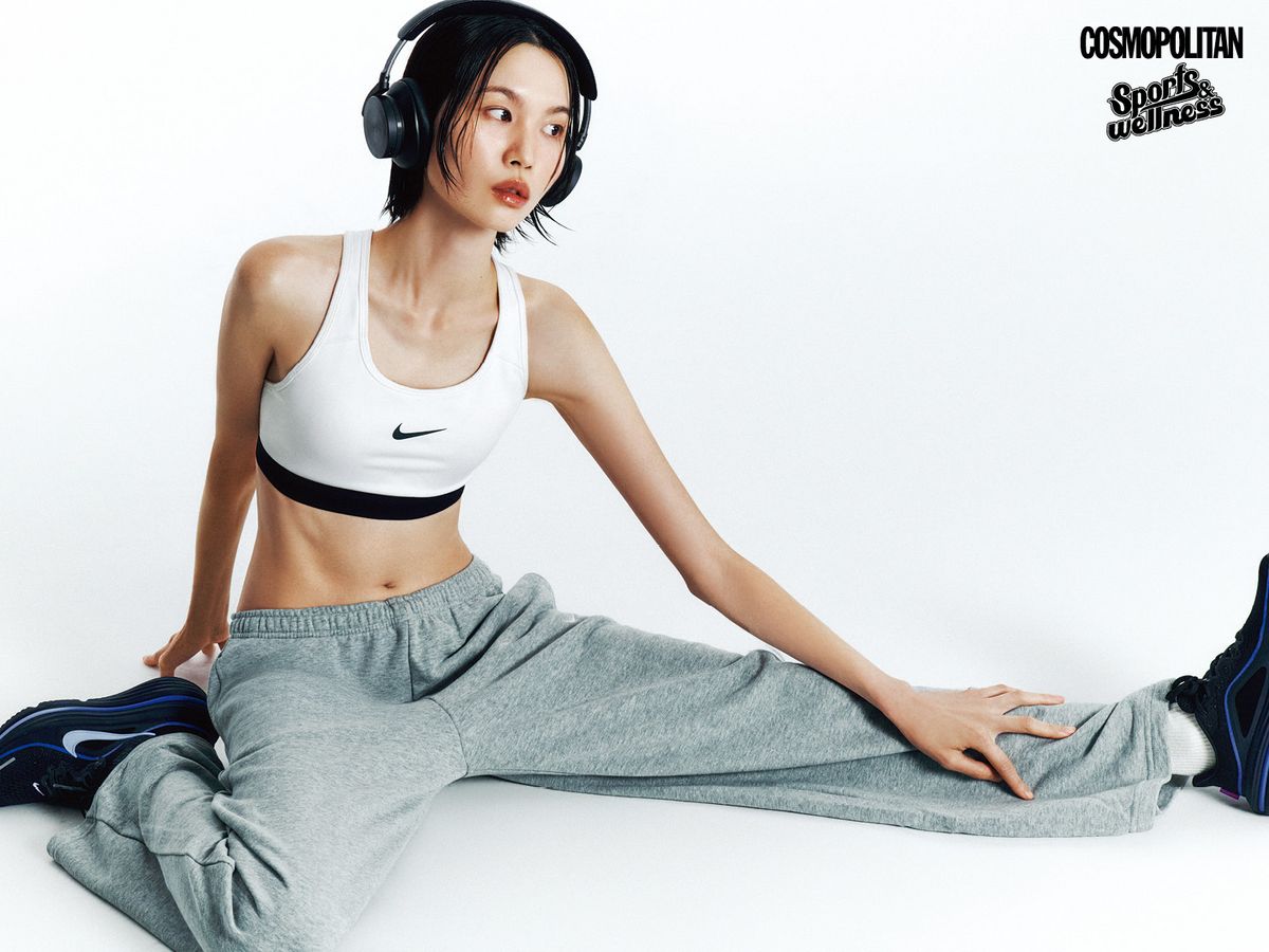 로고 브라톱 가격미정, 오버사이즈 플리스 팬츠 9만5천원, 우먼스 윈플로 12 스니커즈 13만9천원 모두 Nike. 베오플레이 H95 헤드폰 1백44만9천원 Bang & Olufsen. 양말 에디터 소장품.