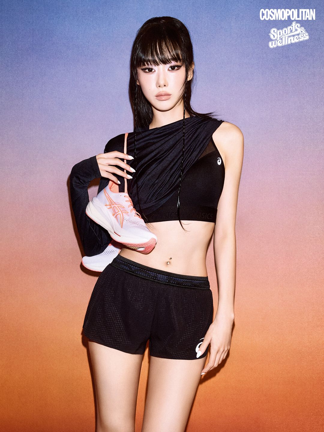 기존 모델 대비 14g 가벼워진 소닉블라스트 2 22만9천원, 리파인드 텍스처 롱 슬리브 톱 6만9천원, 우먼 로드 콤비네이션 브라 8만2천원, 우먼즈 액티브리즈 라이트 쇼츠 9만9천원 모두 ASICS.