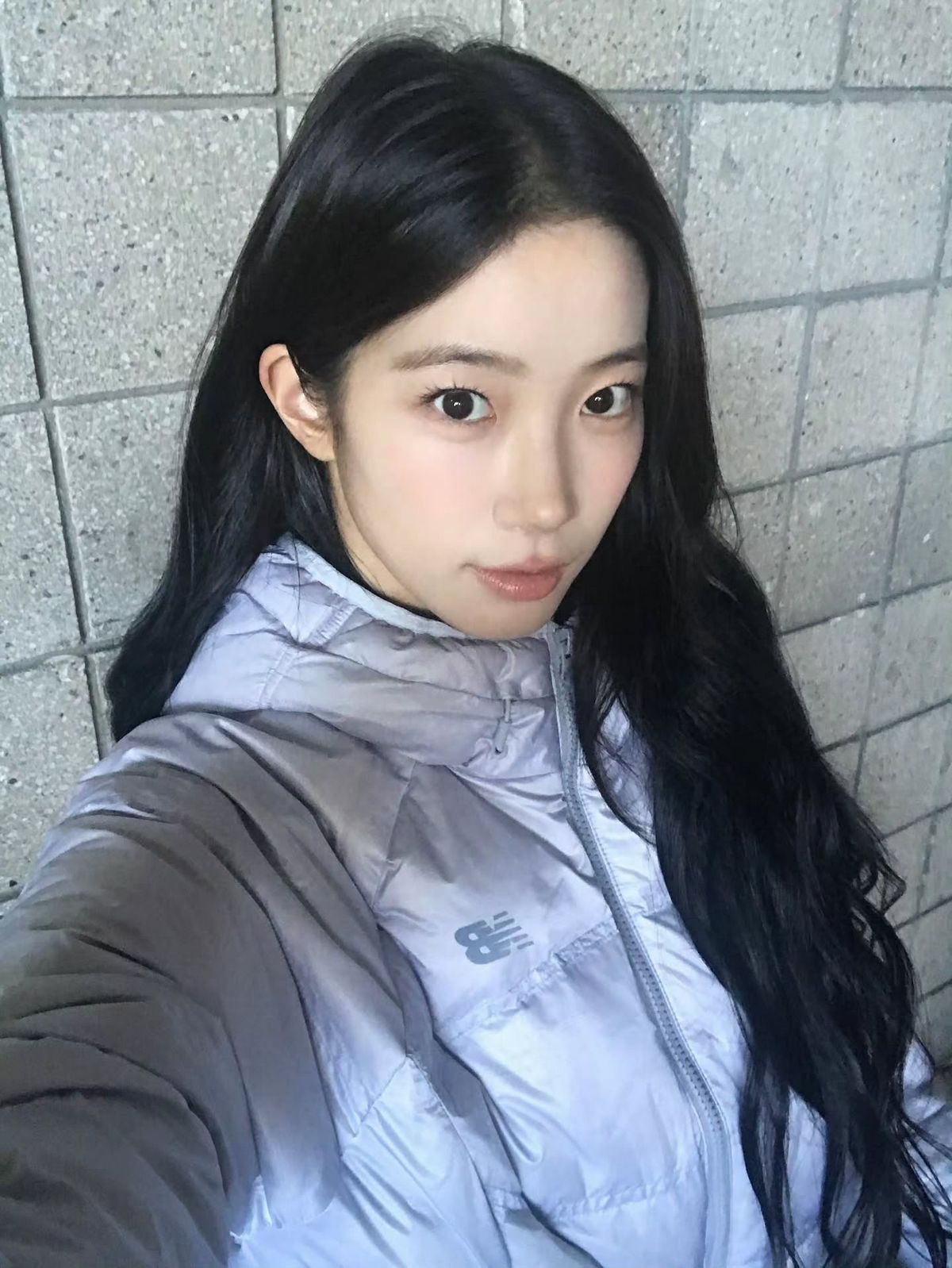 베이지 톤이 감도는 로즈 컬러 립을 연출한 카즈하 | 인스타그램 @zuhazana