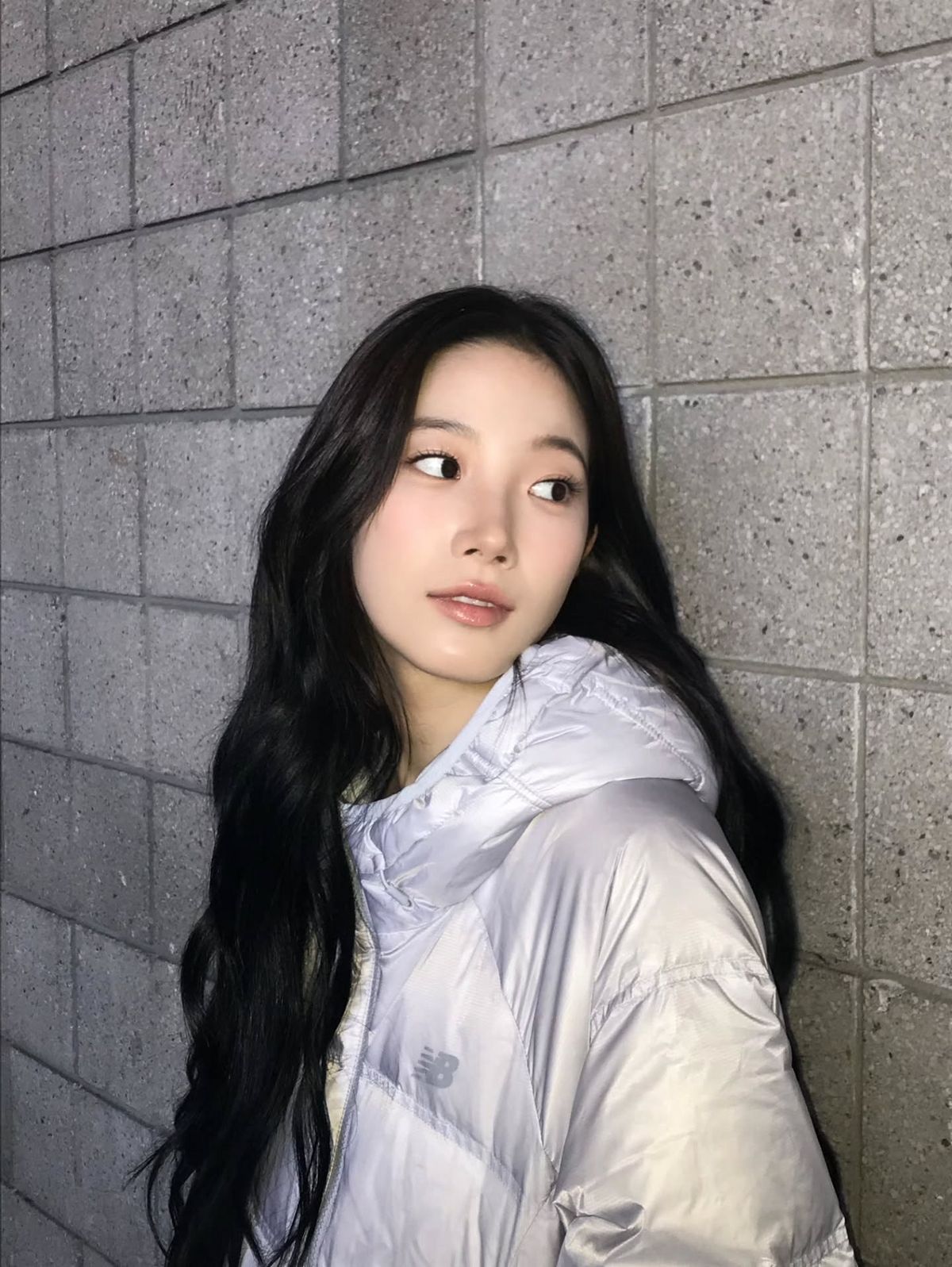 베이지 톤이 감도는 로즈 컬러 립을 연출한 카즈하 | 인스타그램 @zuhazana