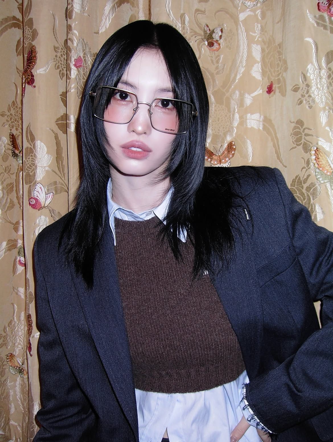 미디엄 기장의 머리에 층을 내고, 얼굴 주변의 모발을 안쪽으로 둥글게 정리한 모모ㅣ 인스타그램 @momo