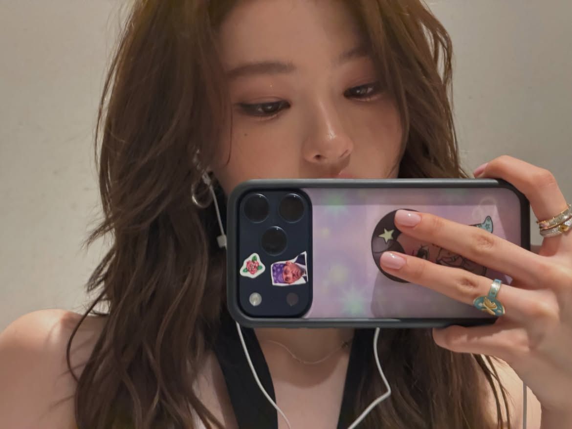 짧은 손톱에 살짝 핑크빛 감도는 컬러를 바른 엘라ㅣ인스타그램 @ellagross