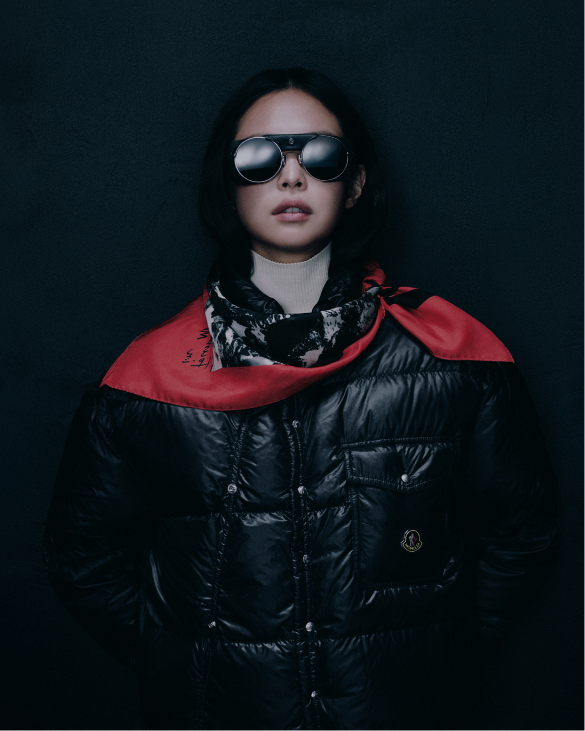 몽클레르 카라코룸 재킷을 입은 제니ㅣ사진 Moncler
