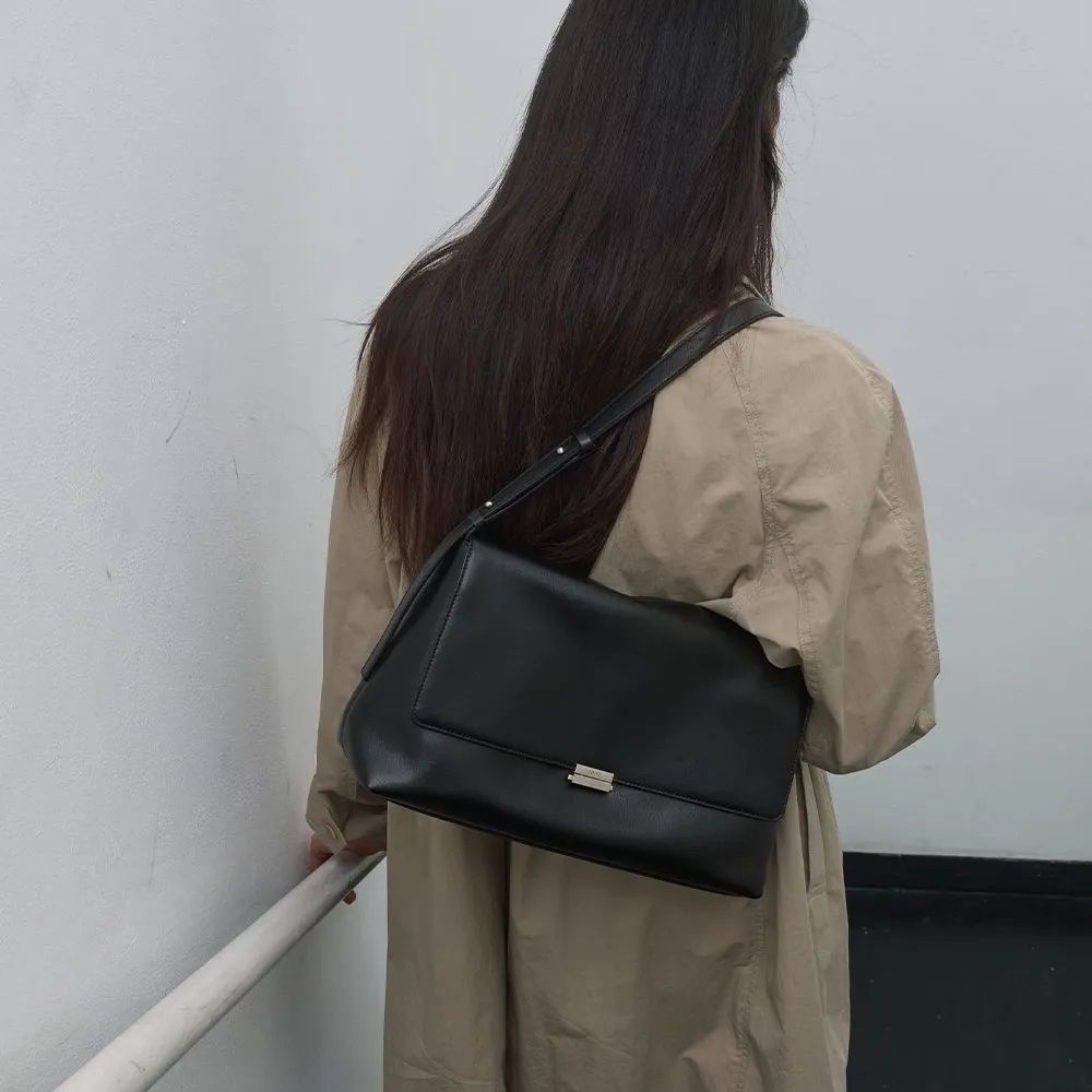 타라 라지 숄더백 블랙