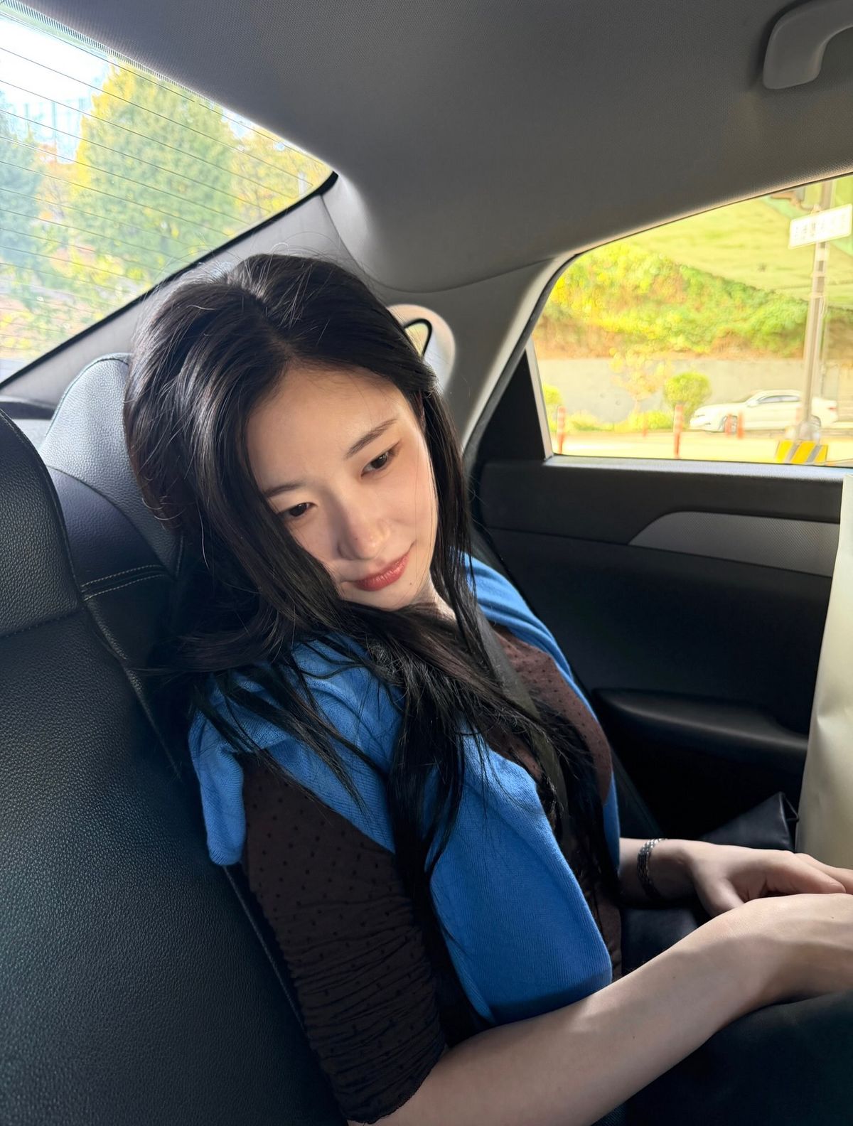있지 채령 블루 패션 | 인스타그램 @chaerrry0