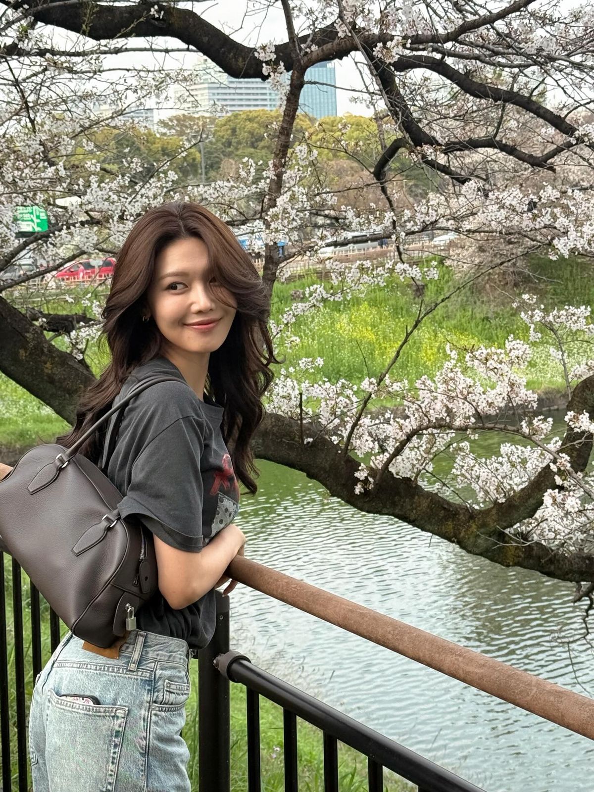 더 로우의 인디아 백을 어깨에 걸친 효리수 수영. @sooyoungchoi