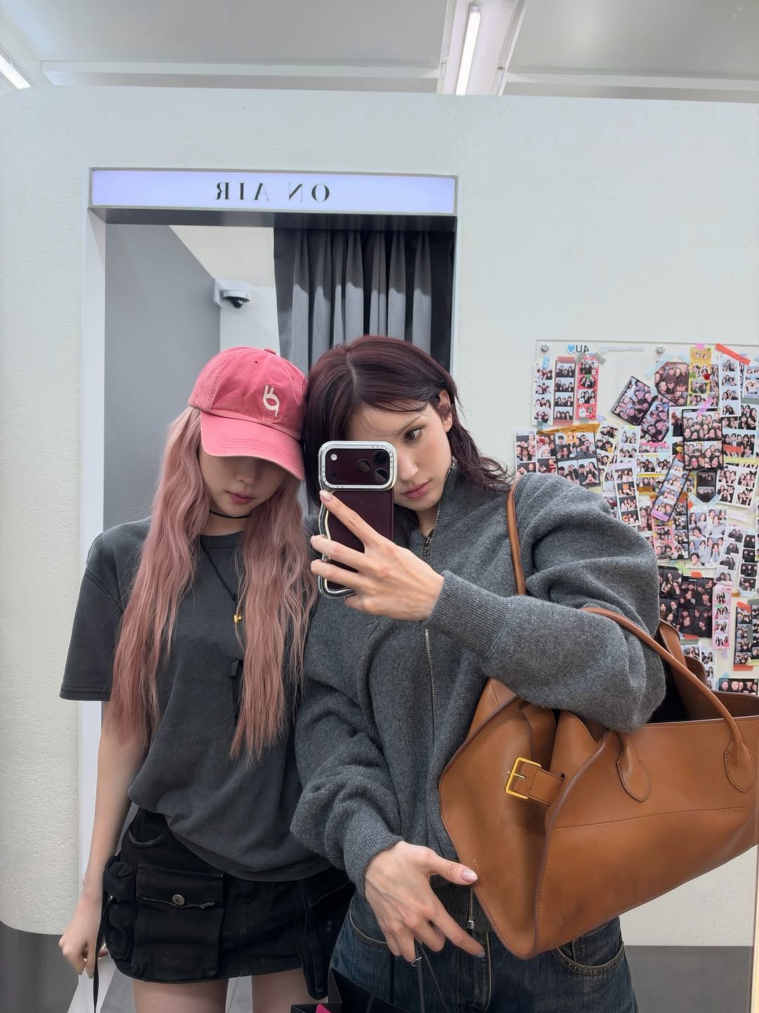 더 로우 브라운 마고 백을 매치한 전소미. @somisomi0309