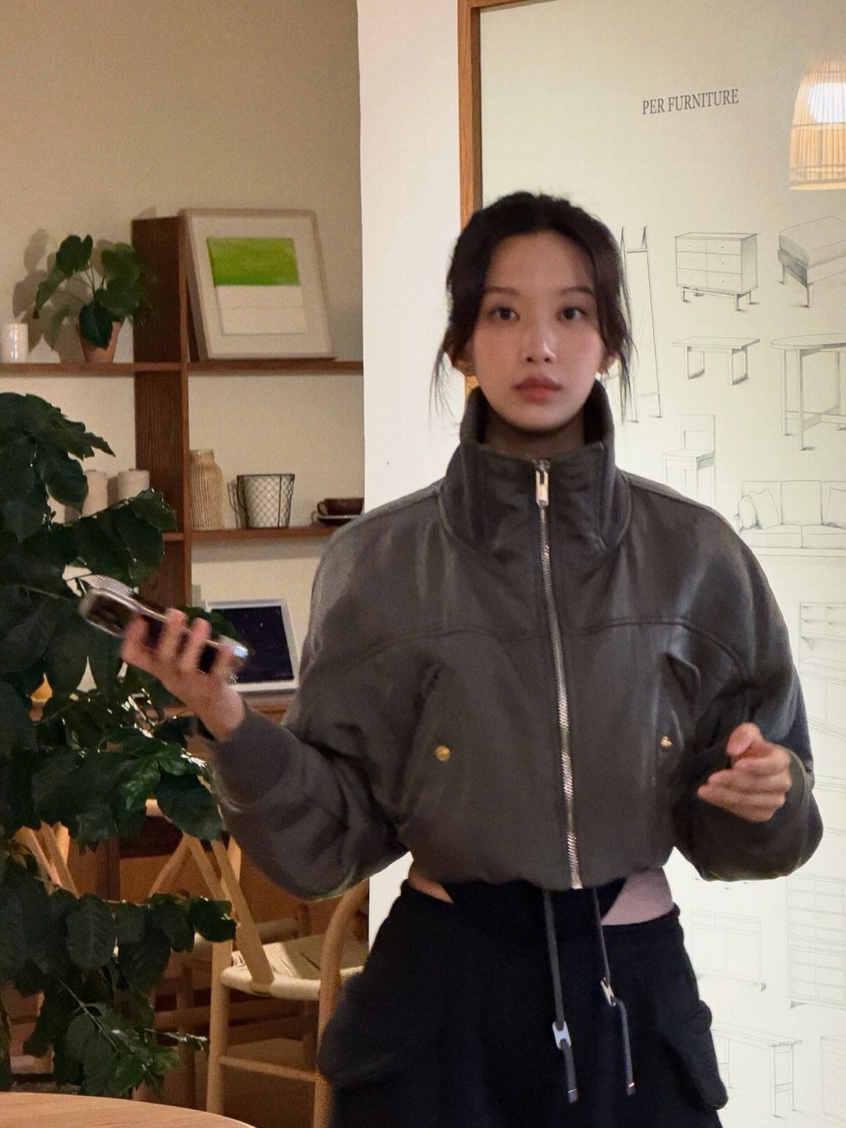 머리를 낮게 묶고 주변 가닥을 자연스럽게 뺀 문가영 | 인스타그램 @m_kayoung