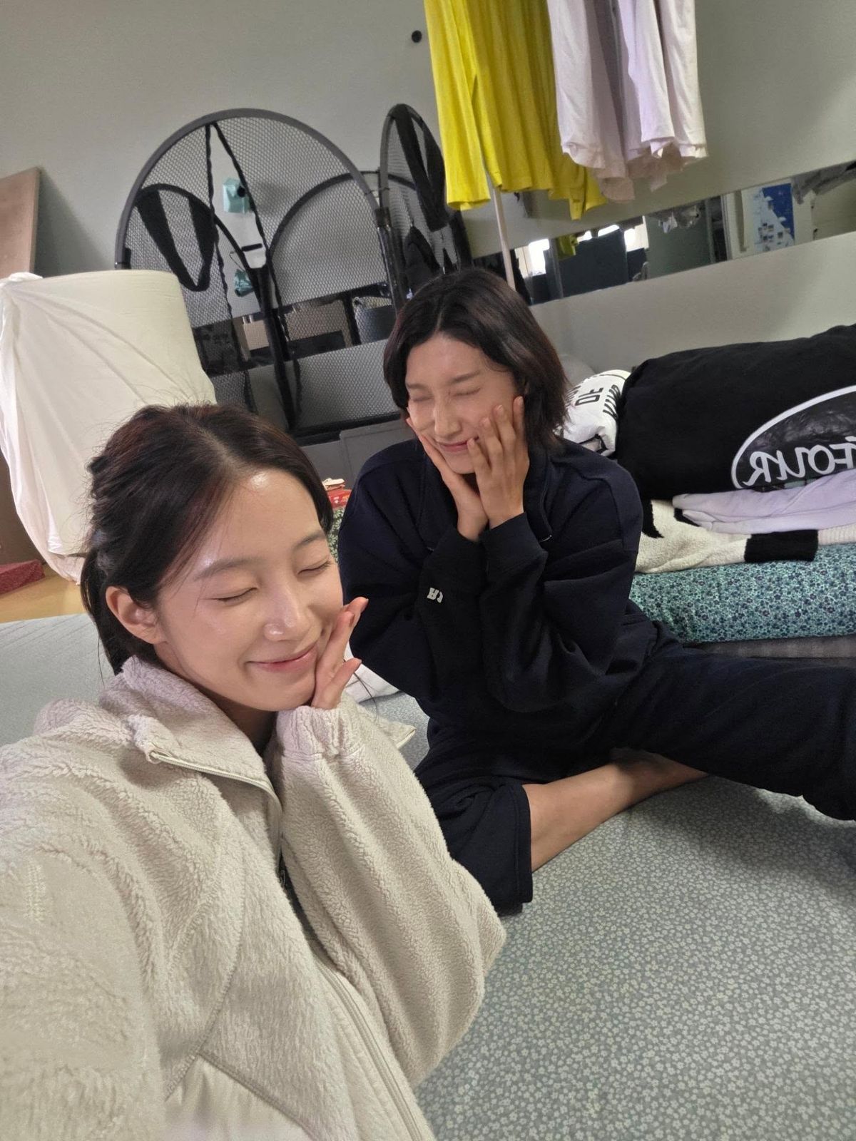 카즈하의 플리스 코디. 인스타그램 @zuhazana