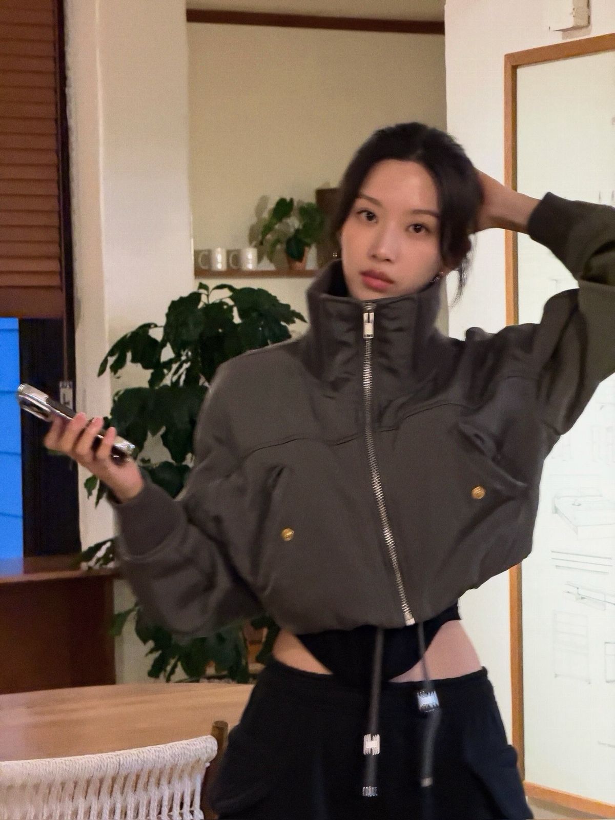 머리를 낮게 묶고 주변 가닥을 자연스럽게 뺀 문가영 | 인스타그램 @m_kayoung