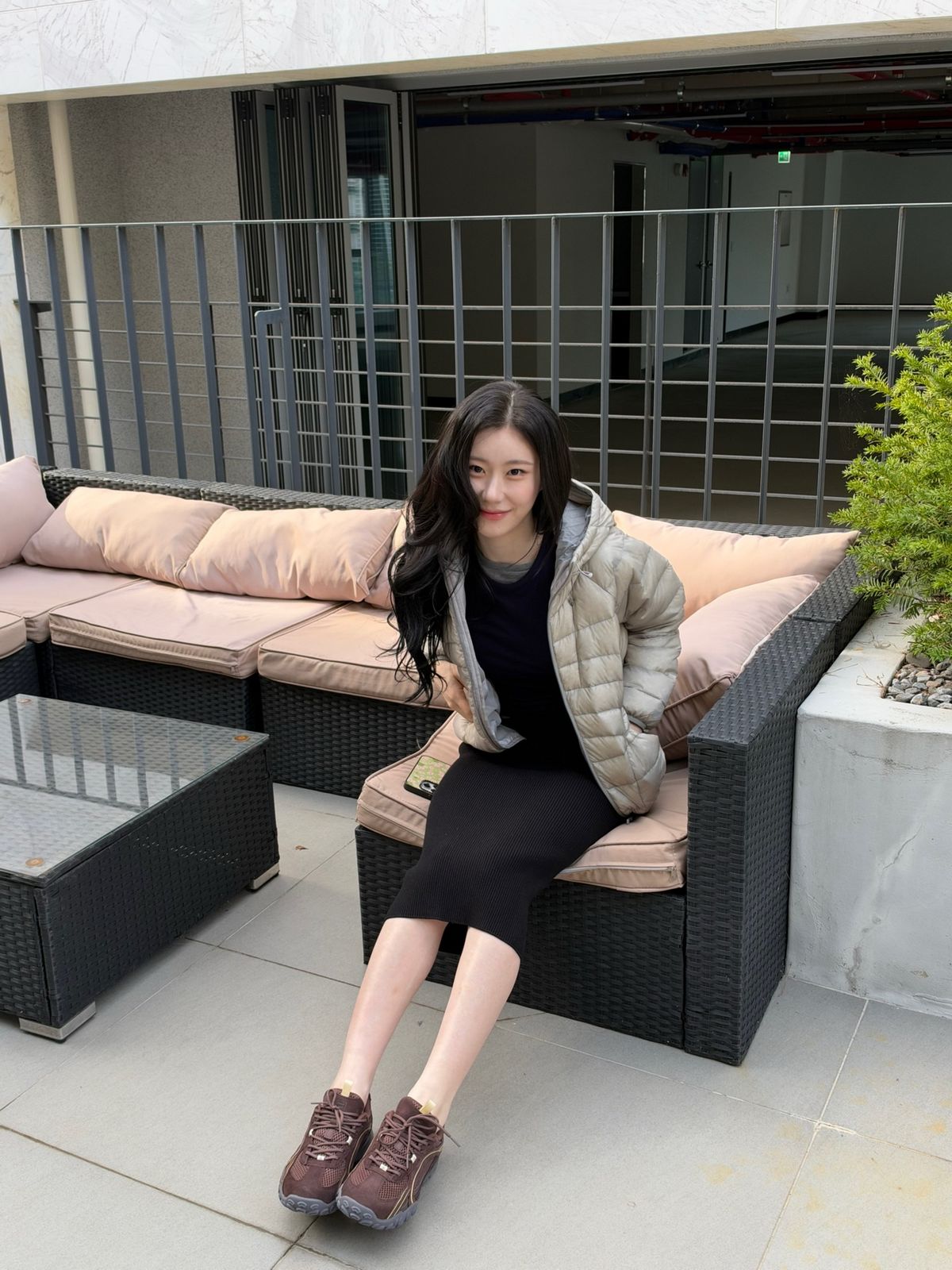 채령의 브라운 스니커즈 스타일링. 인스타그램 @chaerrry0
