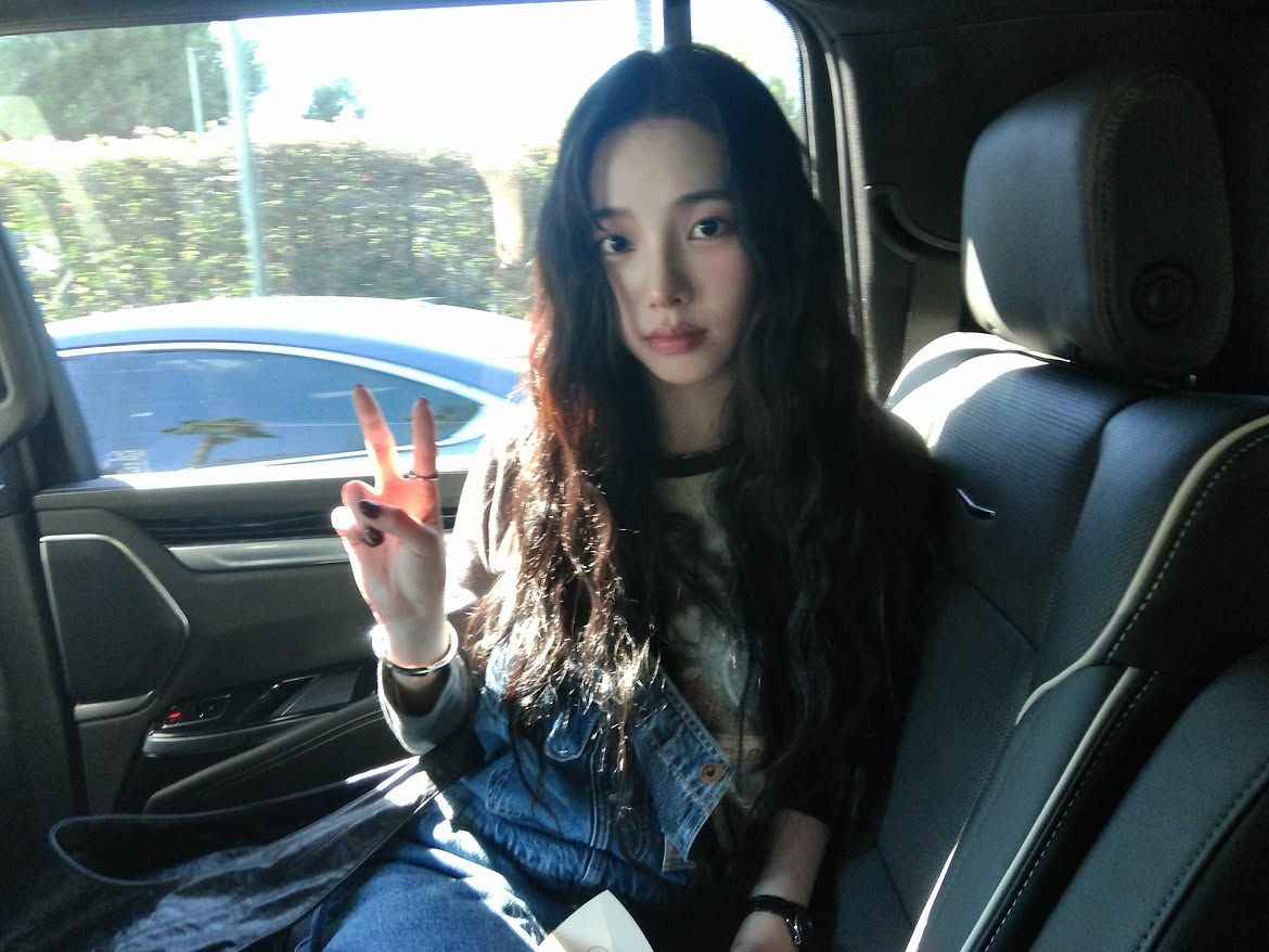 긴 블랙 헤어에 느슨한 물결 웨이브를 더한 카리나ㅣ인스타그램 @katarinabluu