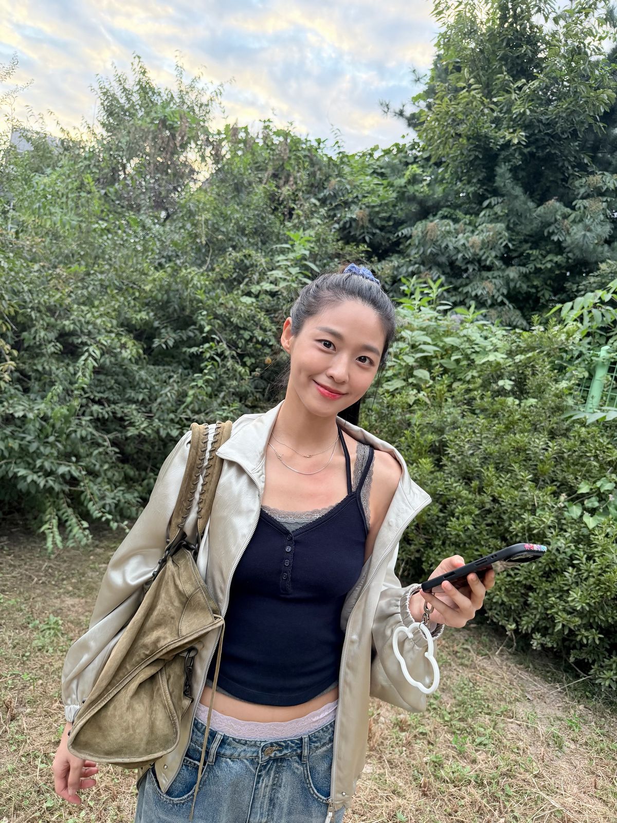 머리를 정수리 가까이 높게 올려 묶은 설현 I 인스타그램 @s2seolhyuns2