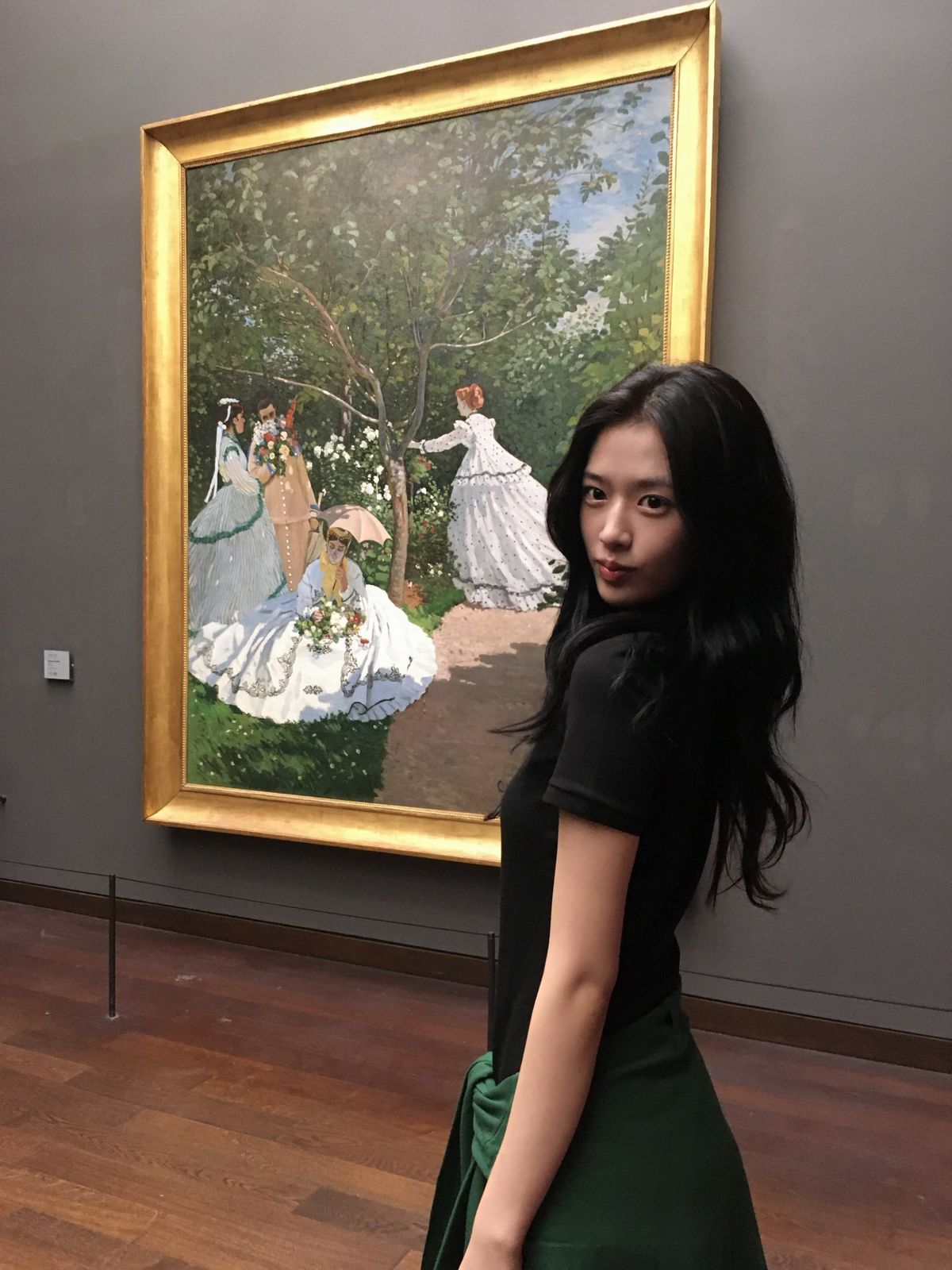 완벽하게 대칭을 나누지 않고 애매하게 가르마를 탄 안유진 | 인스타그램 @_yujin_an